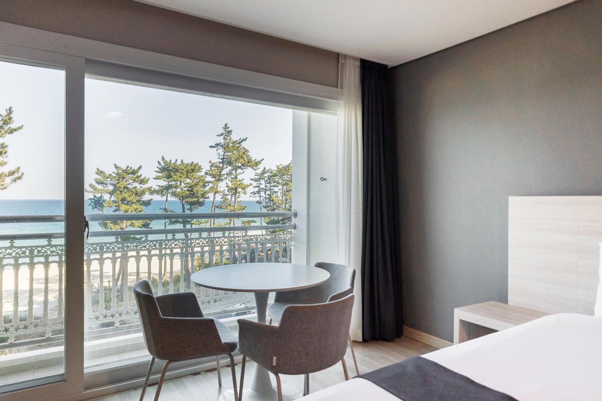 Triple Room with Balcony and Sea View photo 3