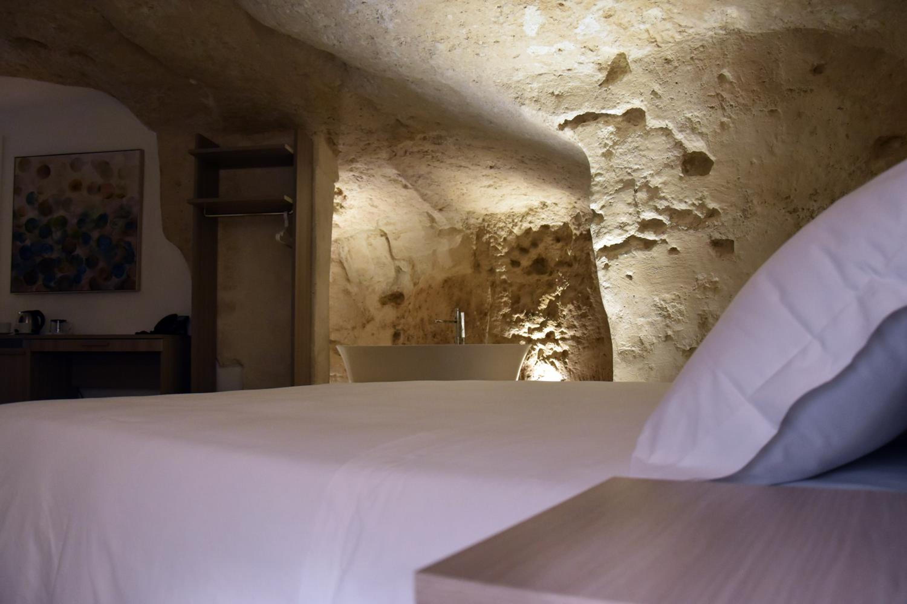 Deluxe Double Room with Bath - Photo 32