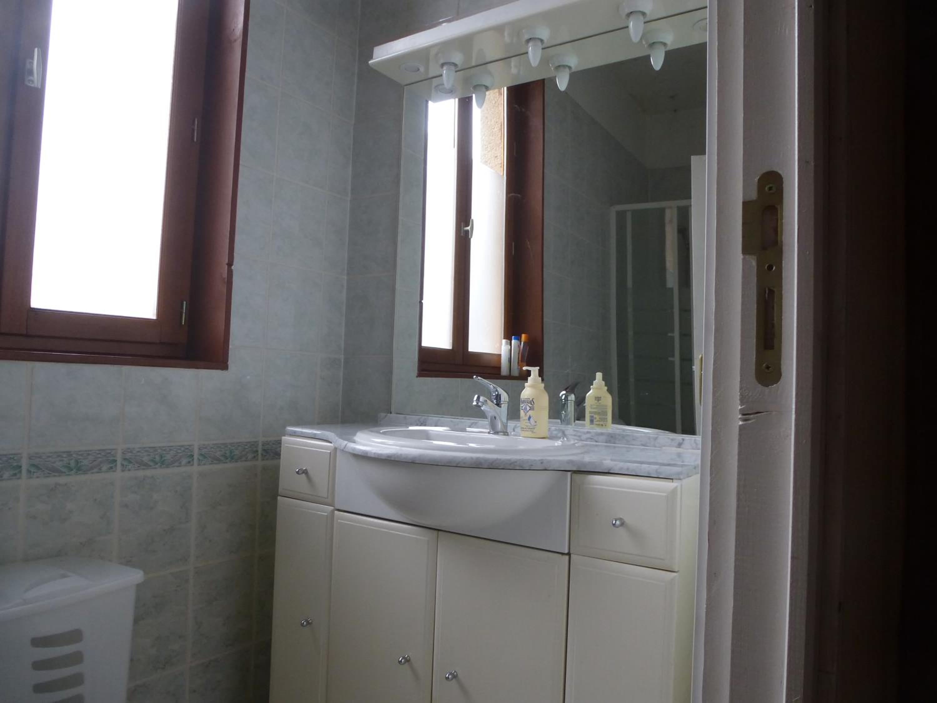 Family Room with Private Bathroom photo 3