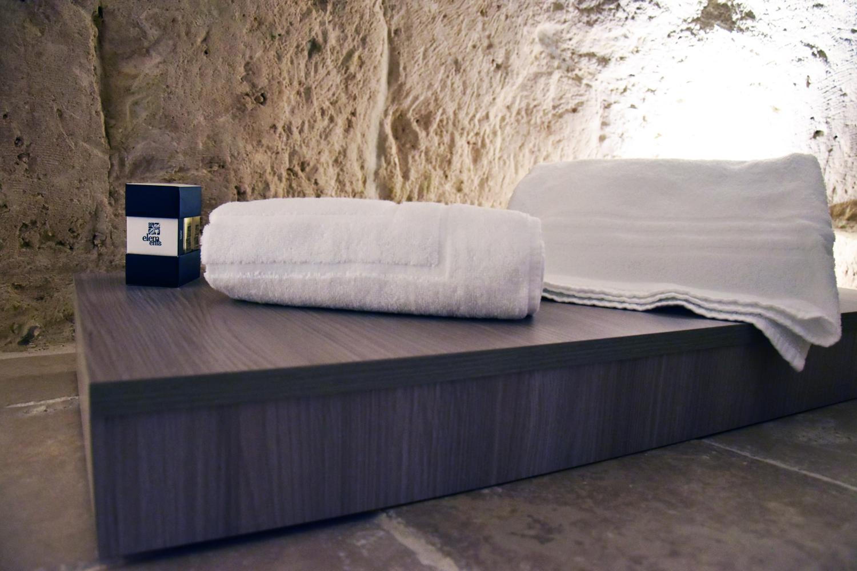 Deluxe Double Room with Bath - Photo 7