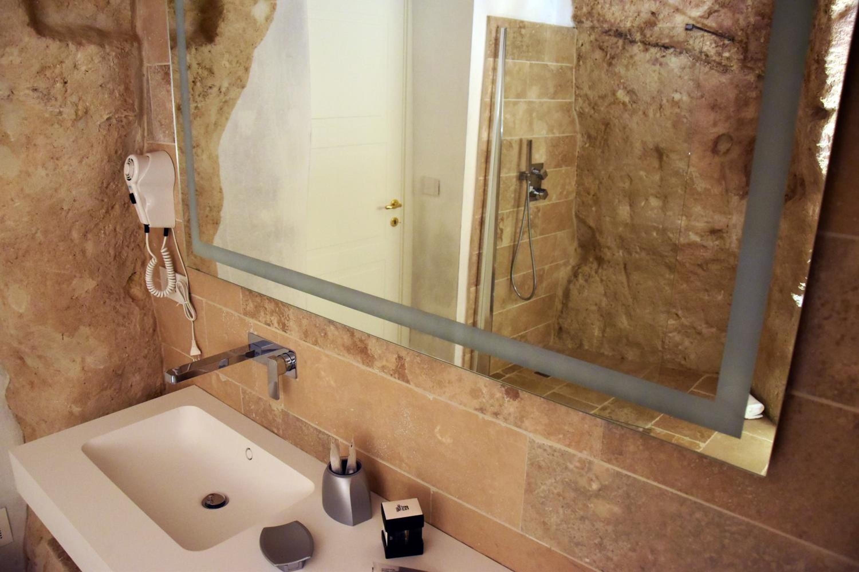 Deluxe Double Room with Bath - Photo 2
