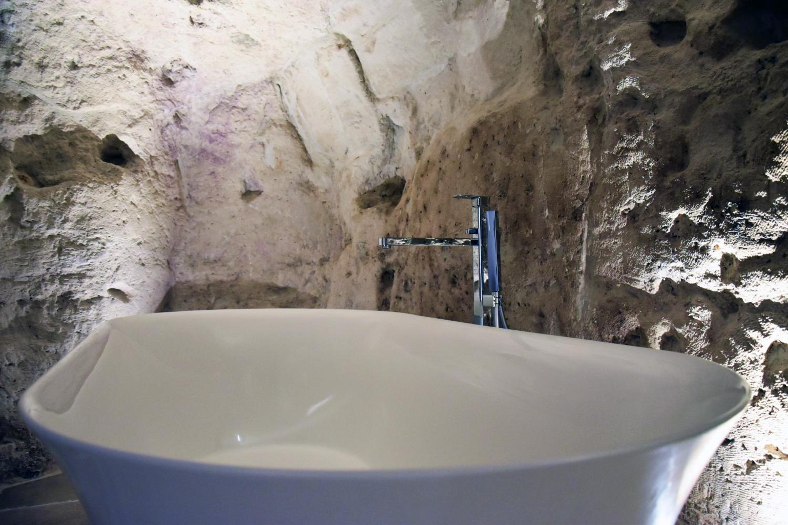 Deluxe Double Room with Bath - Photo 11