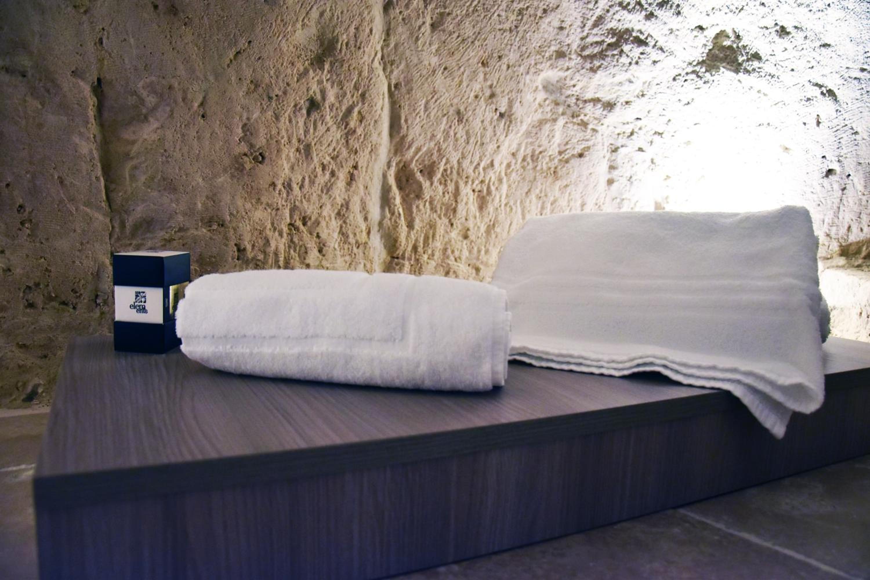 Deluxe Double Room with Bath - Photo 17