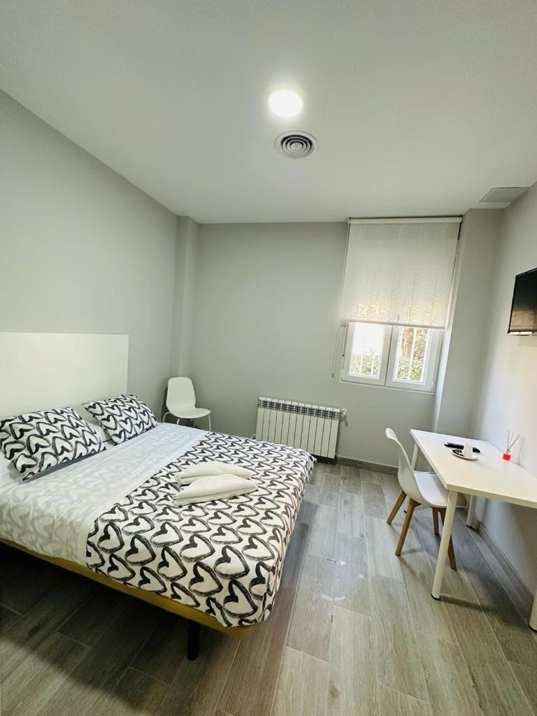 Double Room with Shared Bathroom photo 2