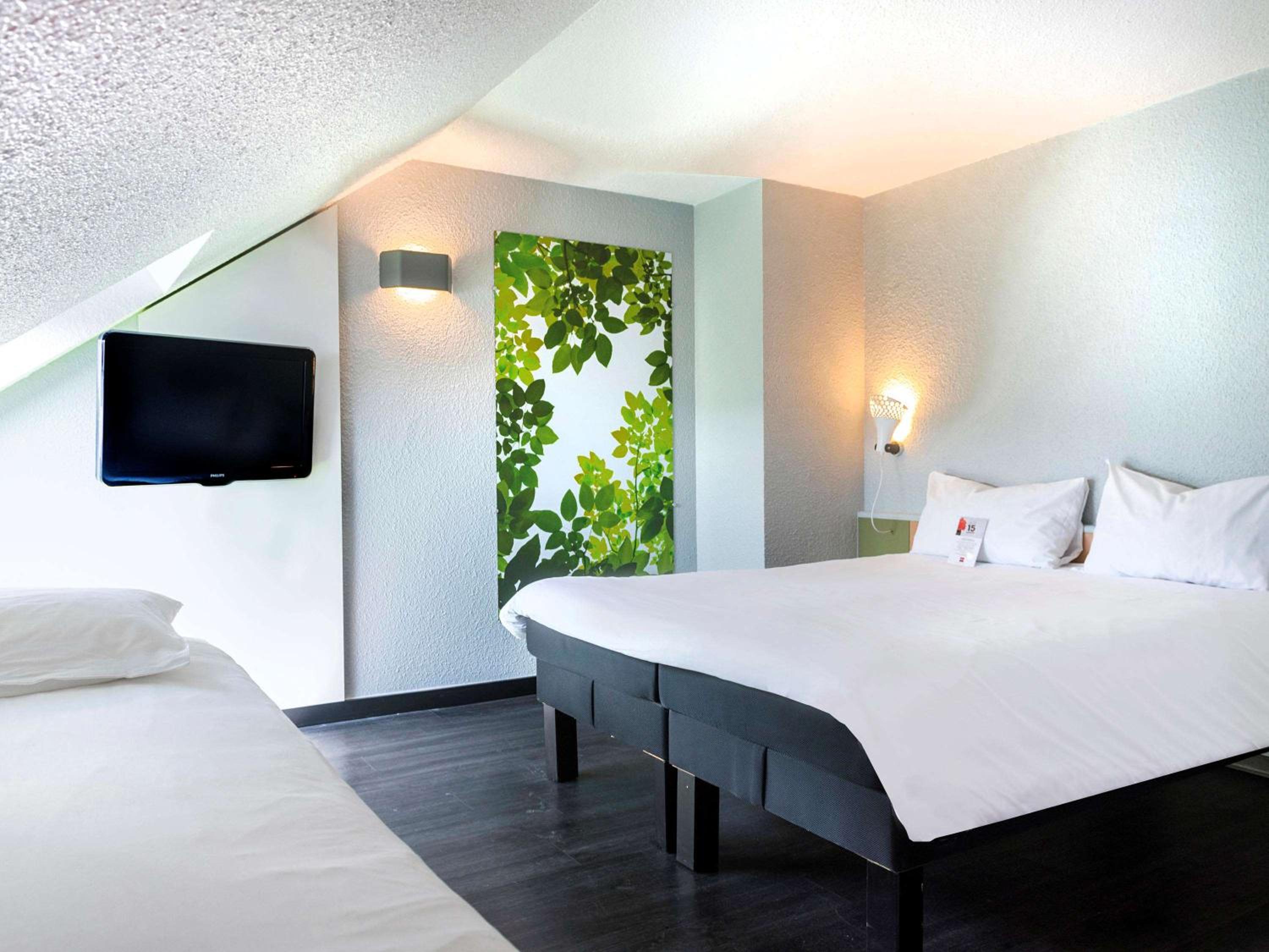 Standard Room with One Double Bed and One Single Bed - Photo 4