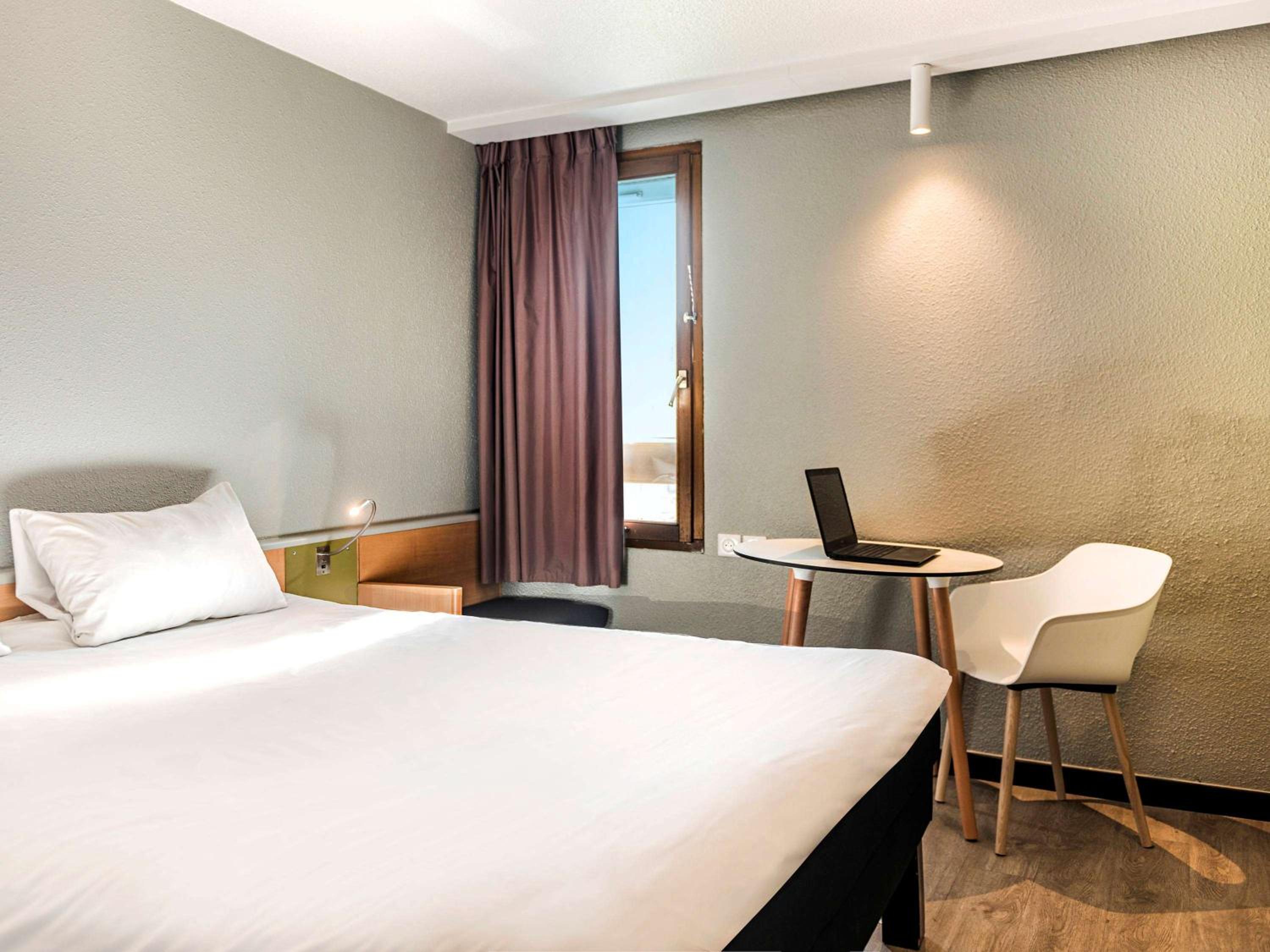 Standard Double Room - Photo 11
