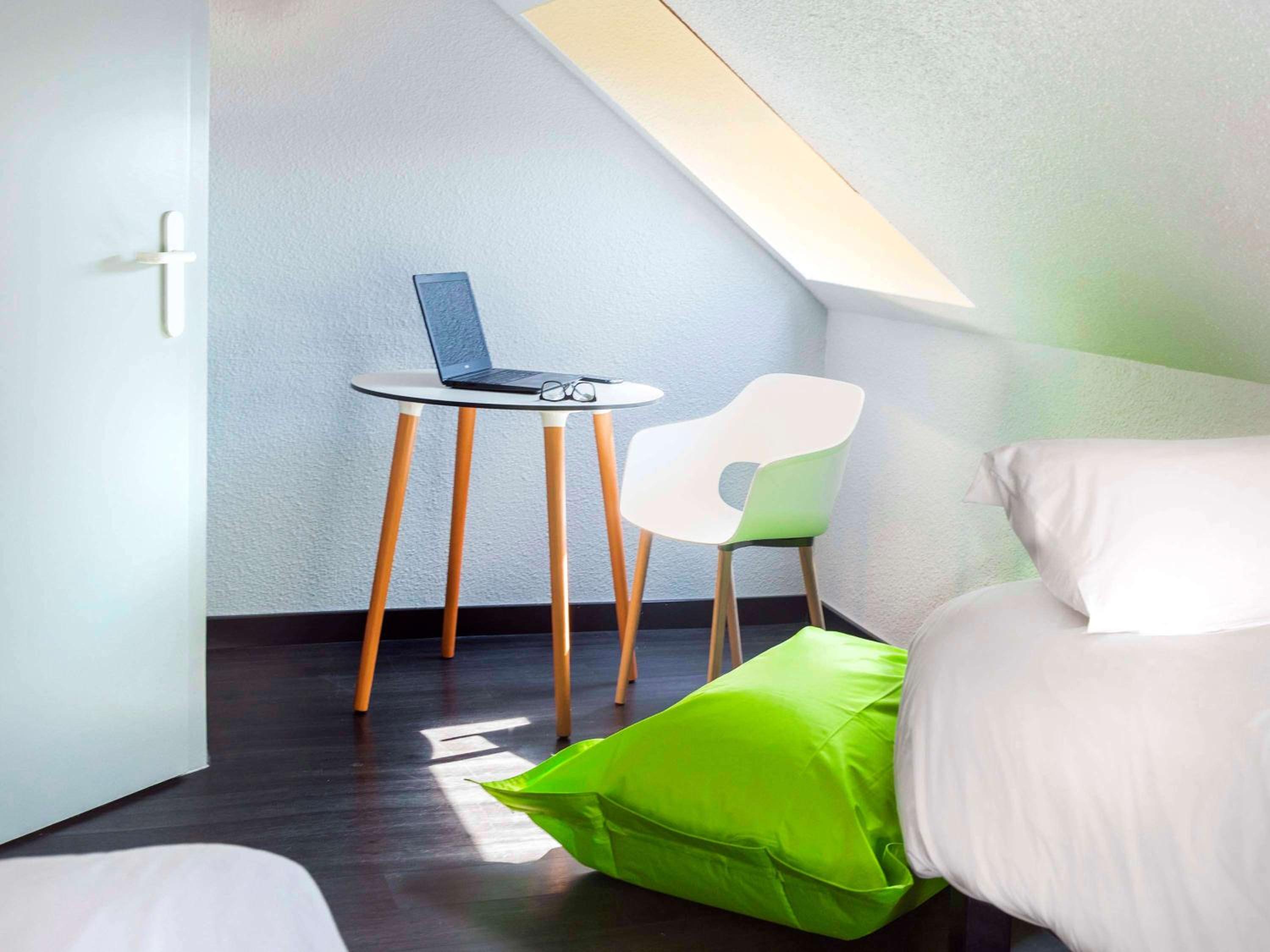 Standard Room with One Double Bed and One Single Bed - Photo 5