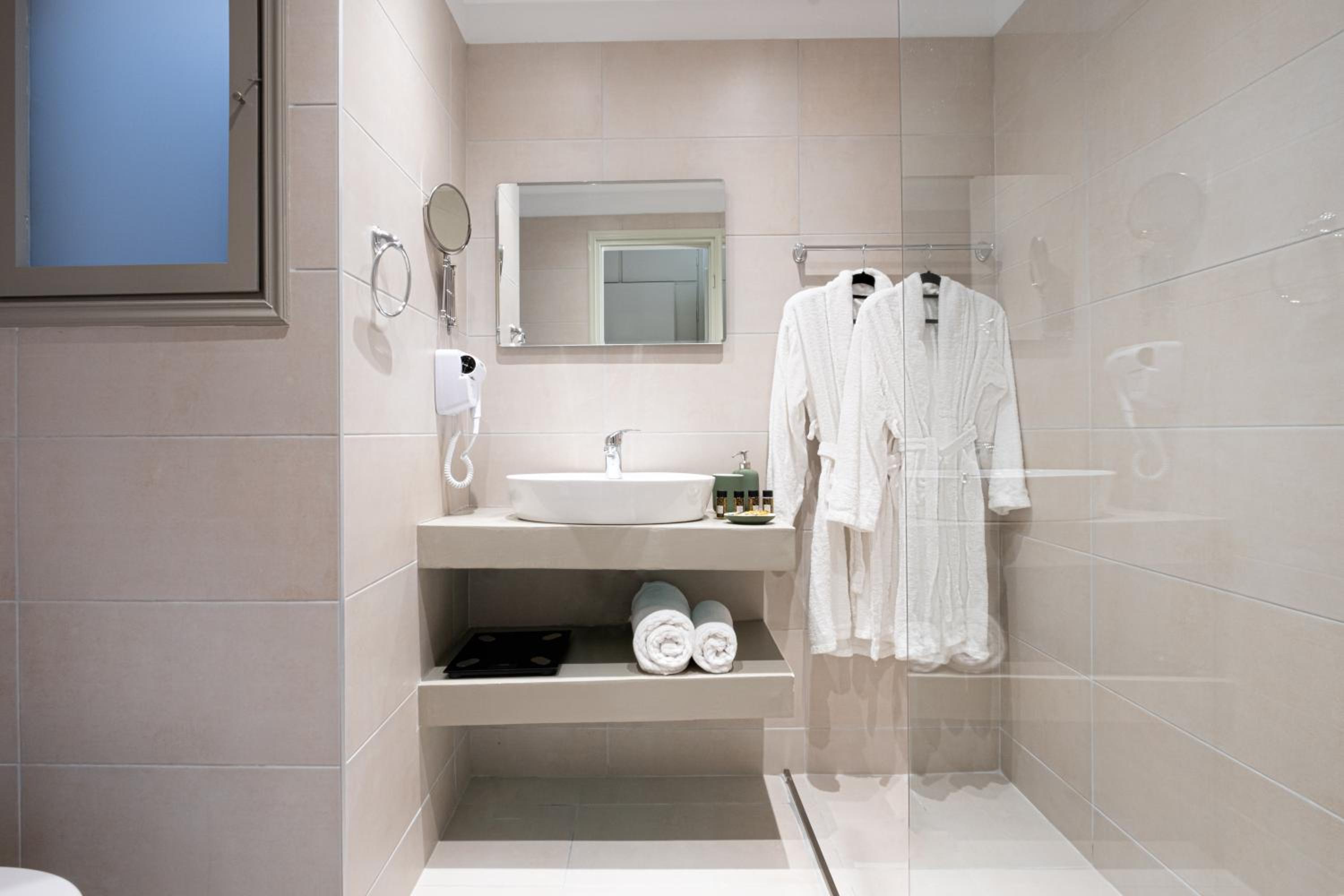 Double or Twin Room with Sea View - Photo 2