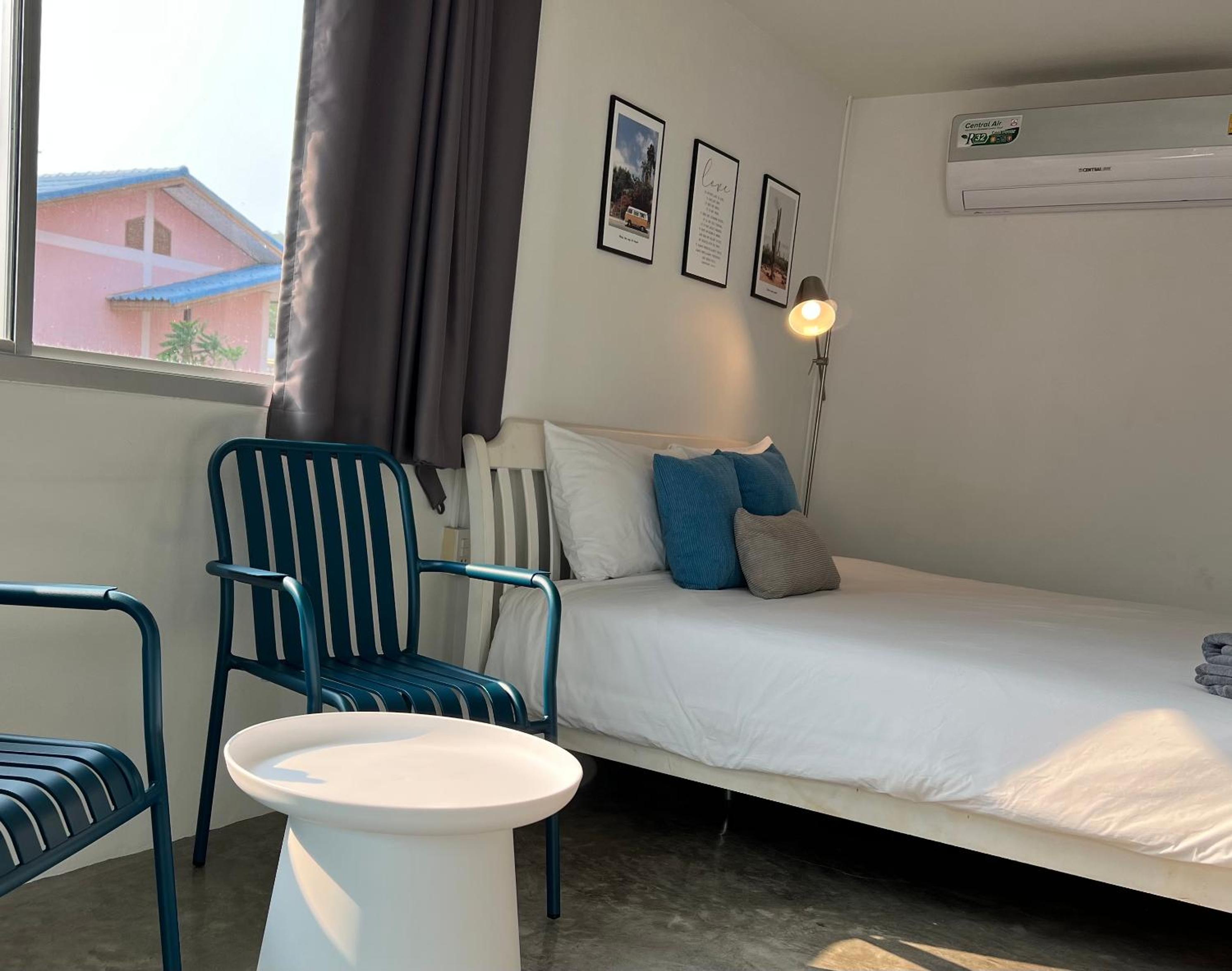 Queen Room with Balcony - Photo 8