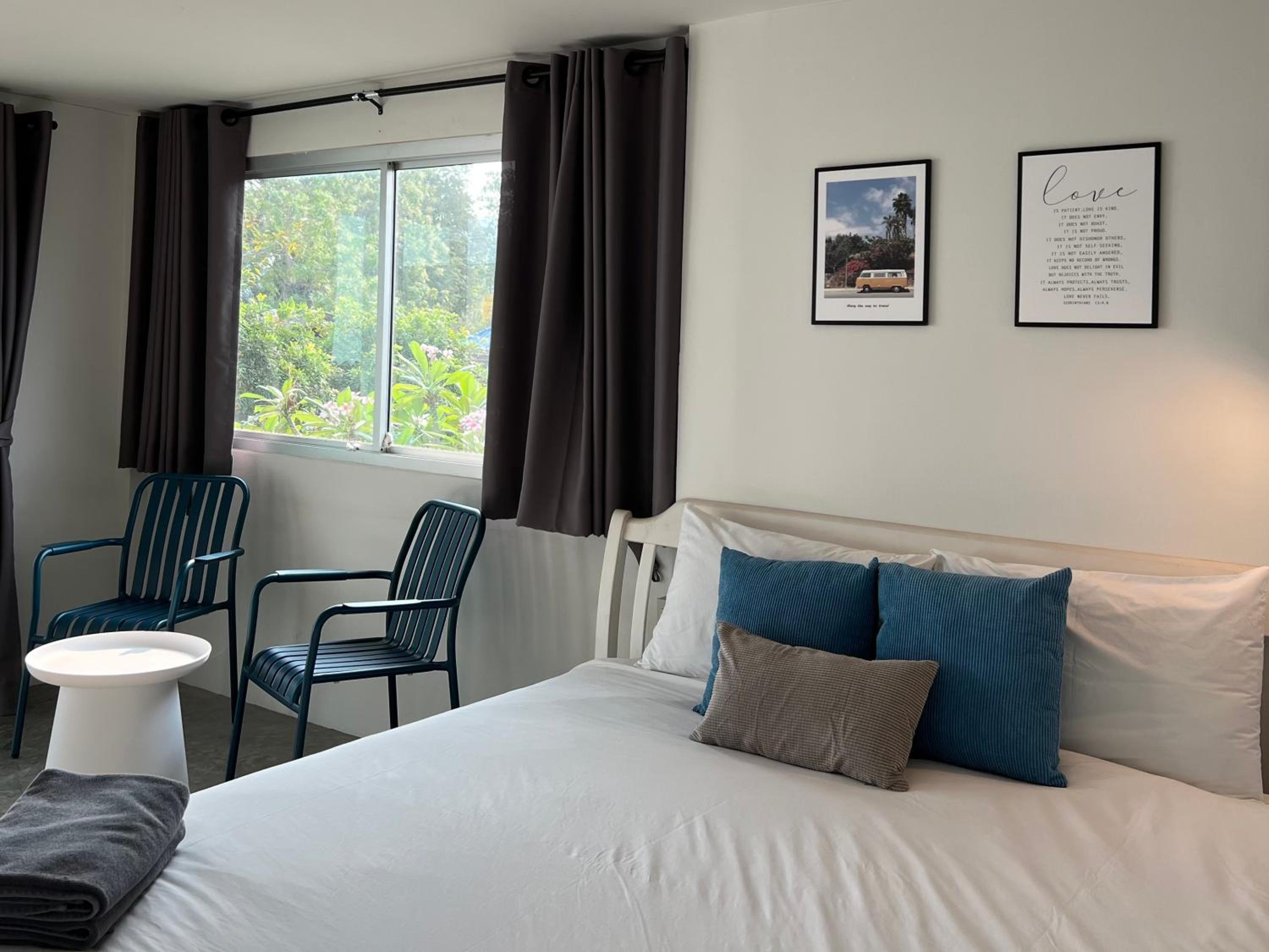 Queen Room with Balcony - Photo 7