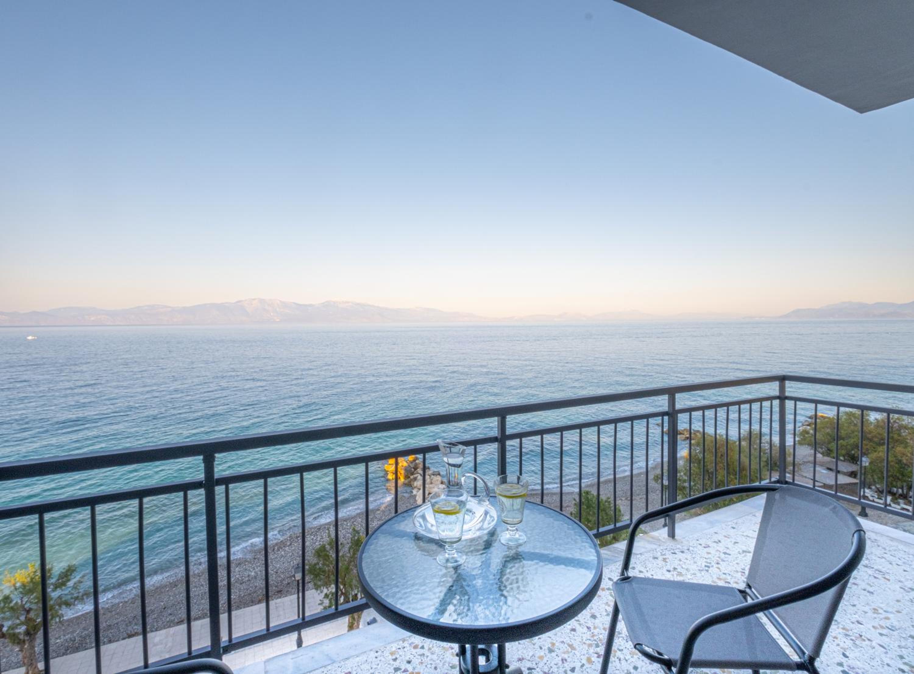 Double or Twin Room with Sea View - Photo 5