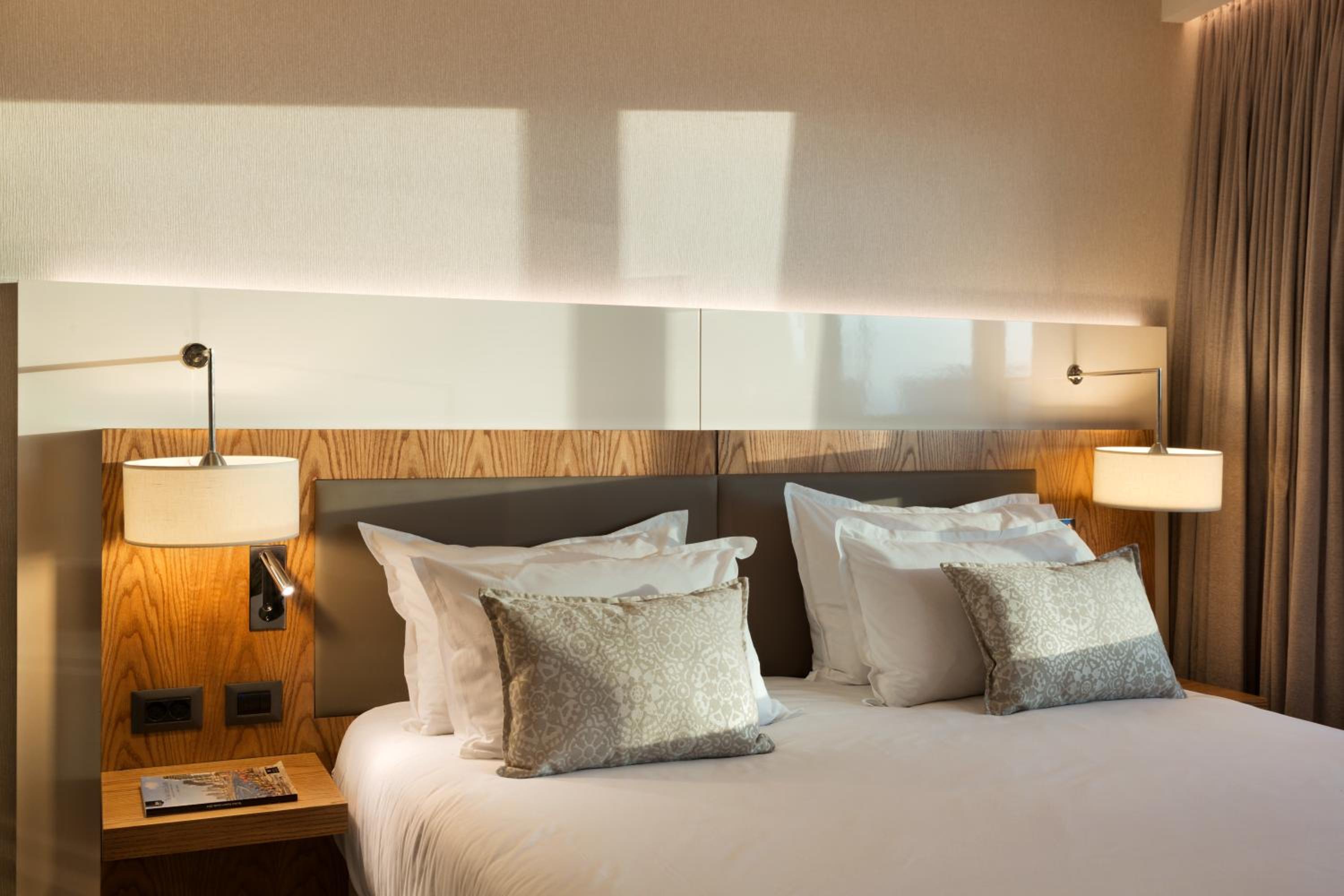 Deluxe Double Room with Balcony and City View (couples only) - Photo 3