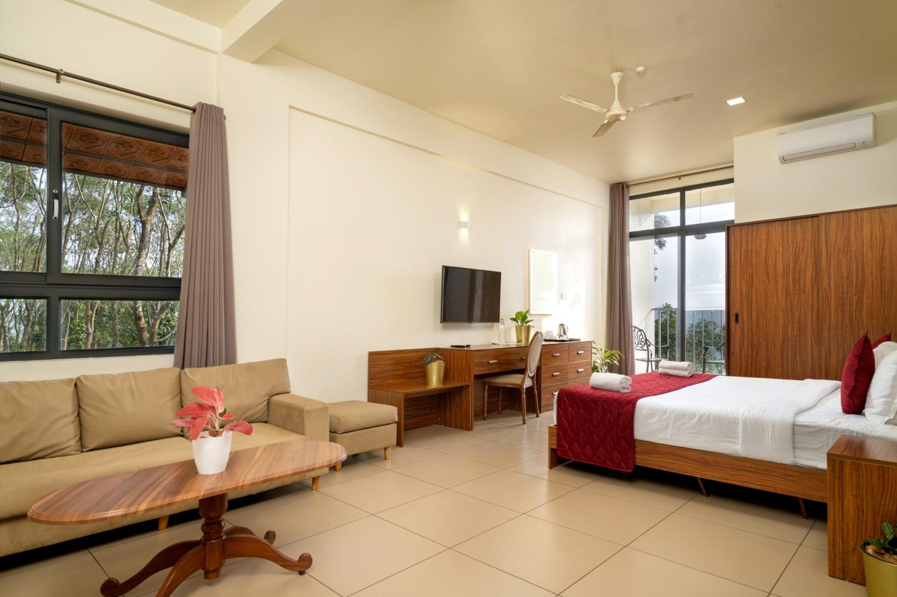 Superior King Suite photo 2