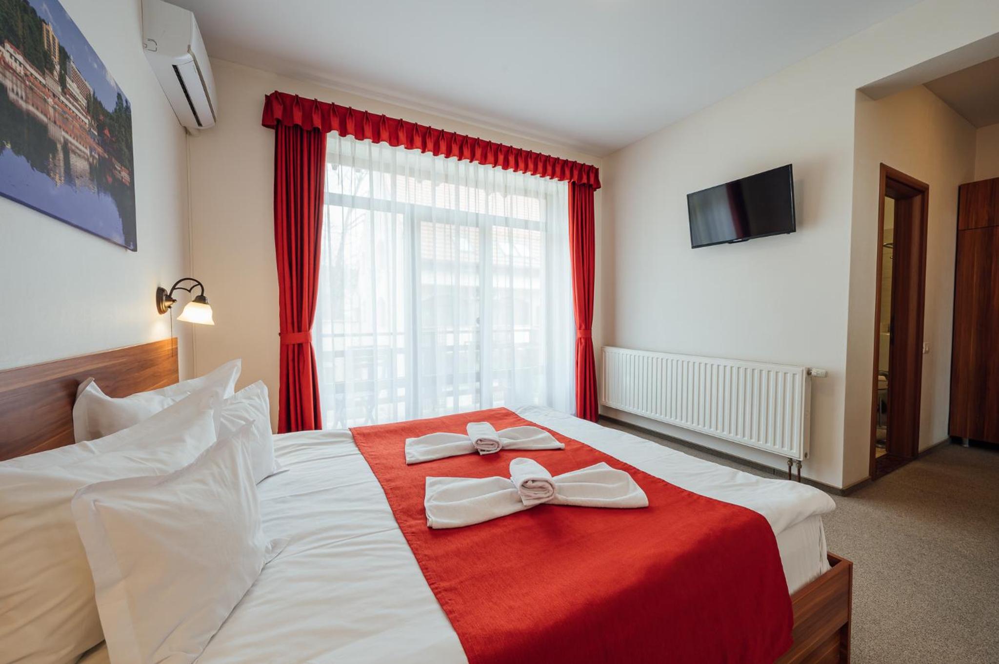 Double or Twin Room with Balcony - Photo 9