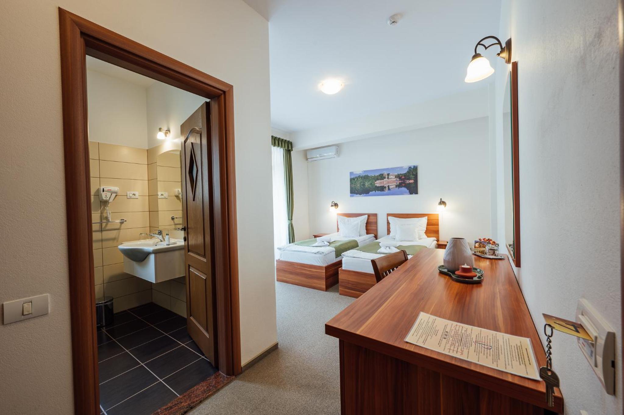 Double or Twin Room with Balcony - Photo 11