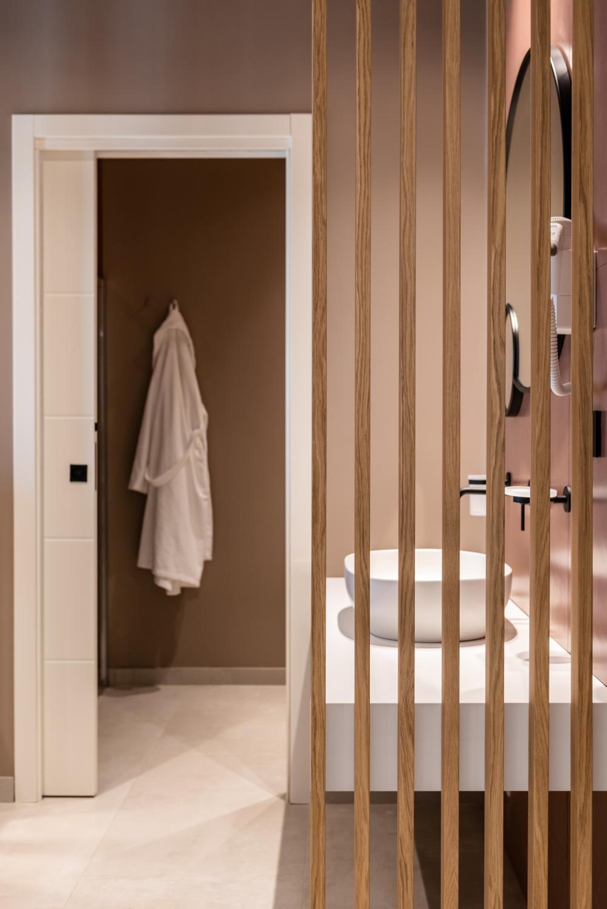 Deluxe Room - Photo 7