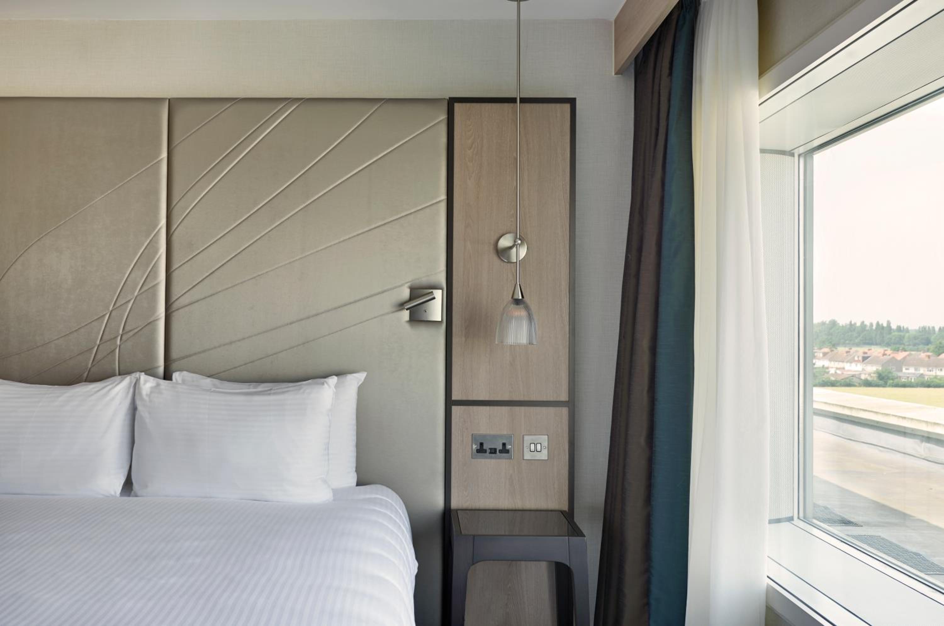 King Room with Airport View - Photo 5