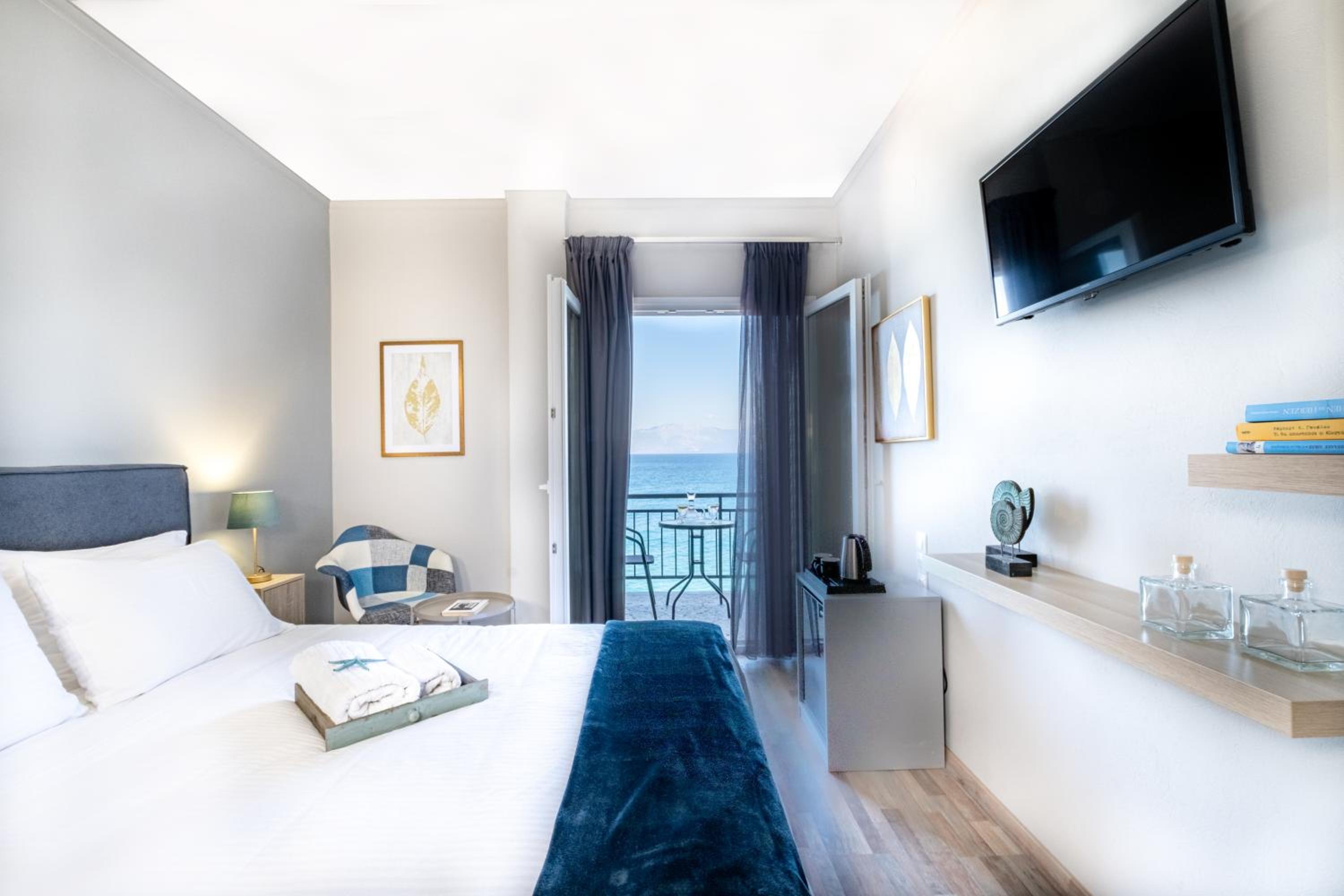 Double or Twin Room with Sea View - Photo 3