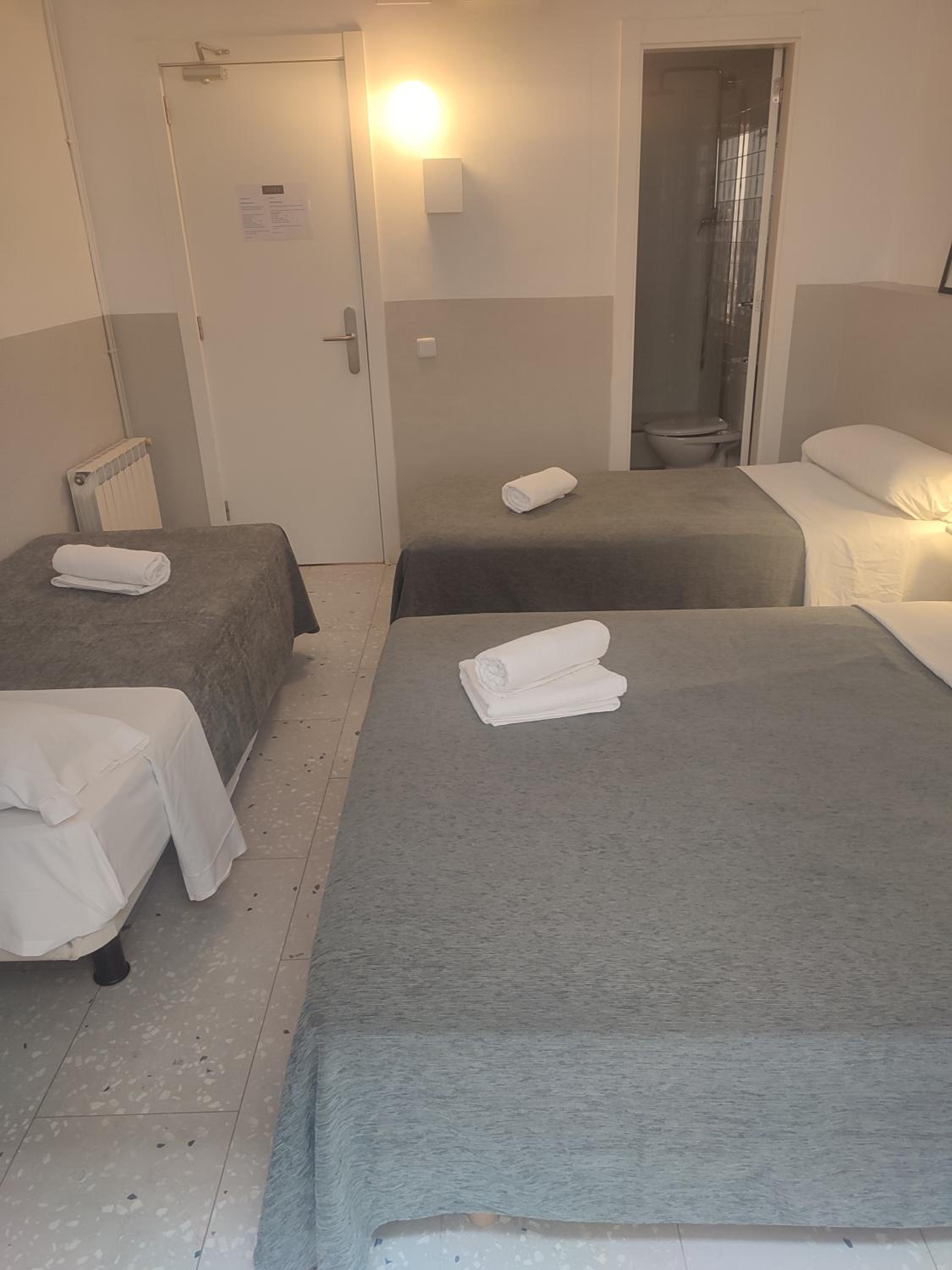 Economy Quadruple Room photo 2