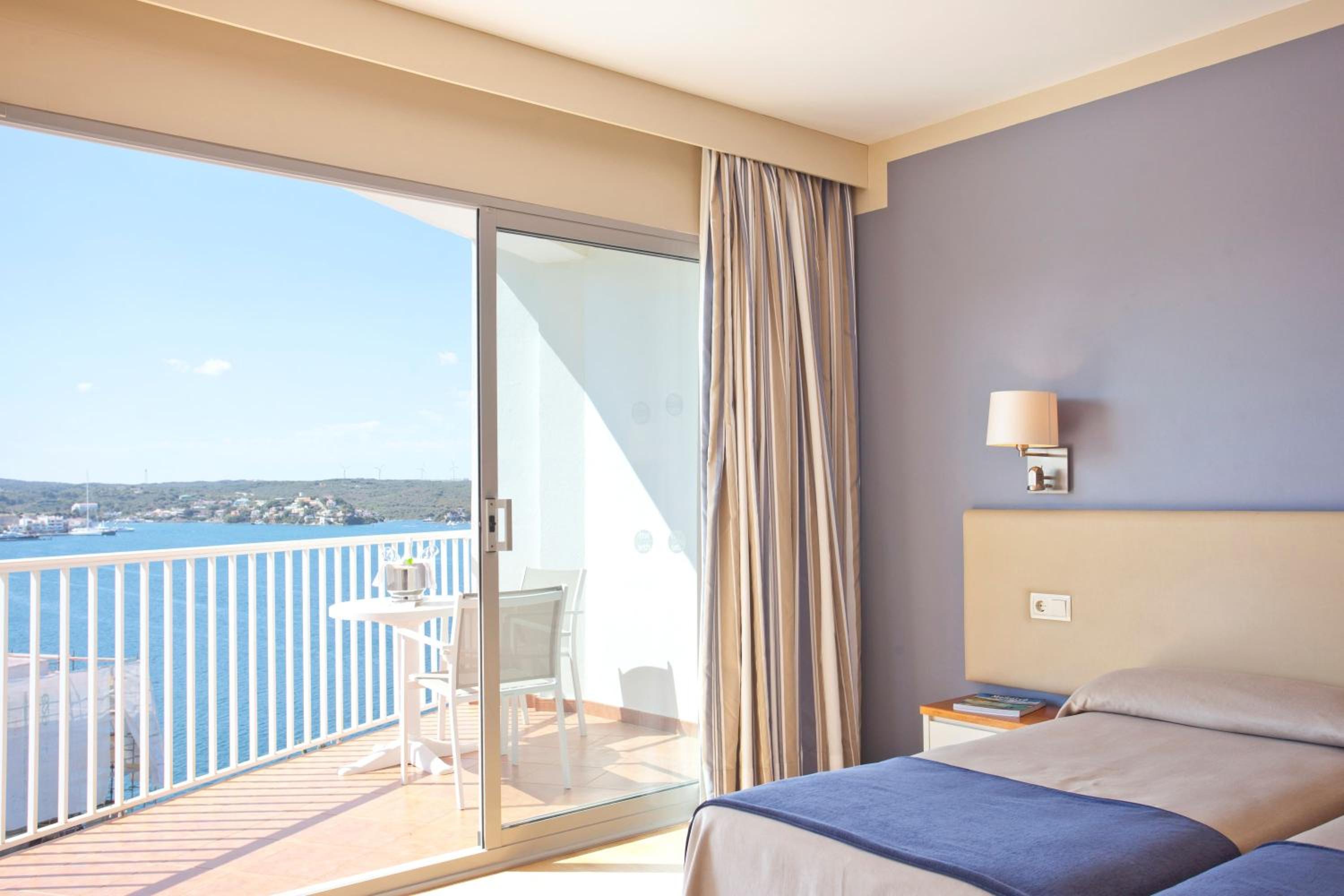 Superior Twin Room with Partial Sea View photo 3