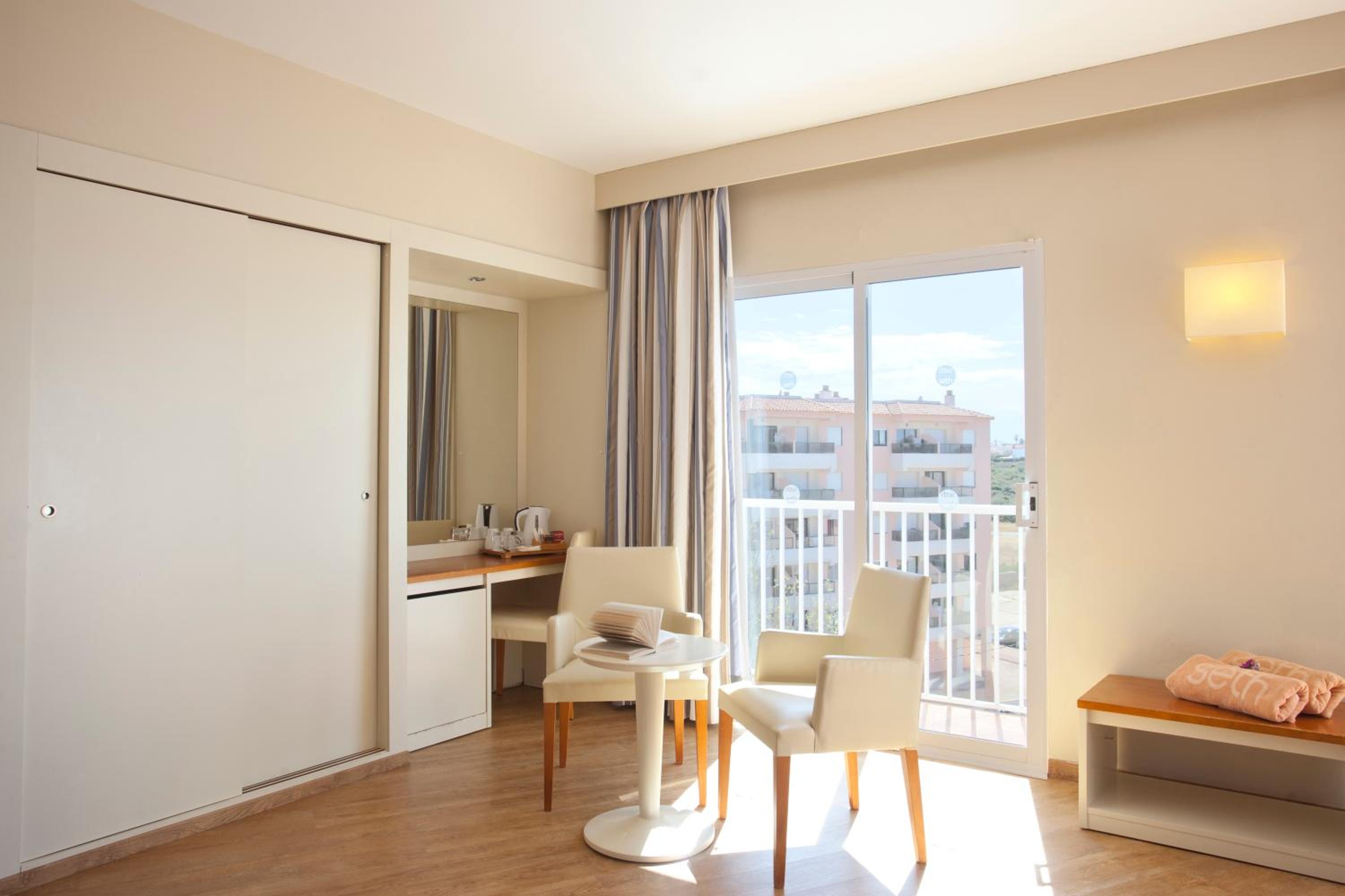Superior Twin Room with Partial Sea View photo 2