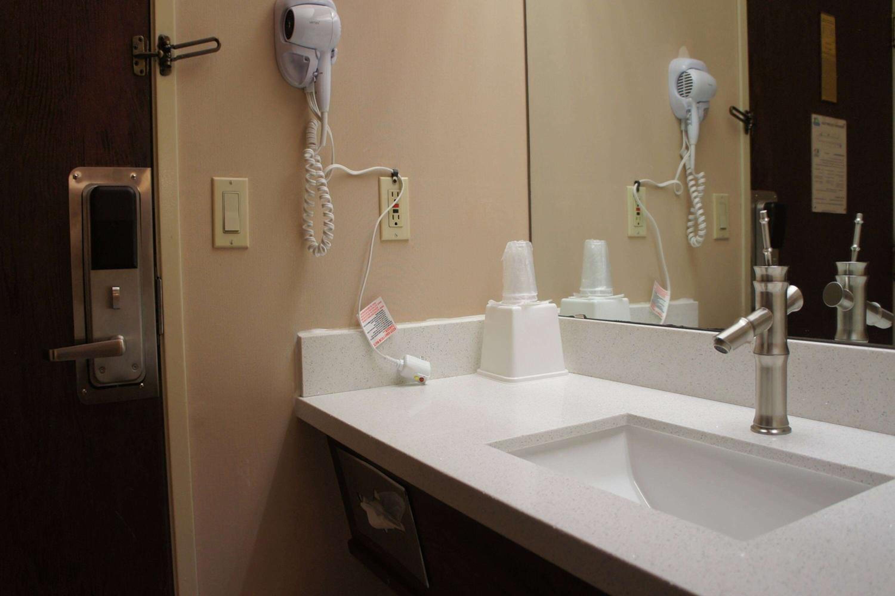 Queen Room - Non-Smoking - Photo 3