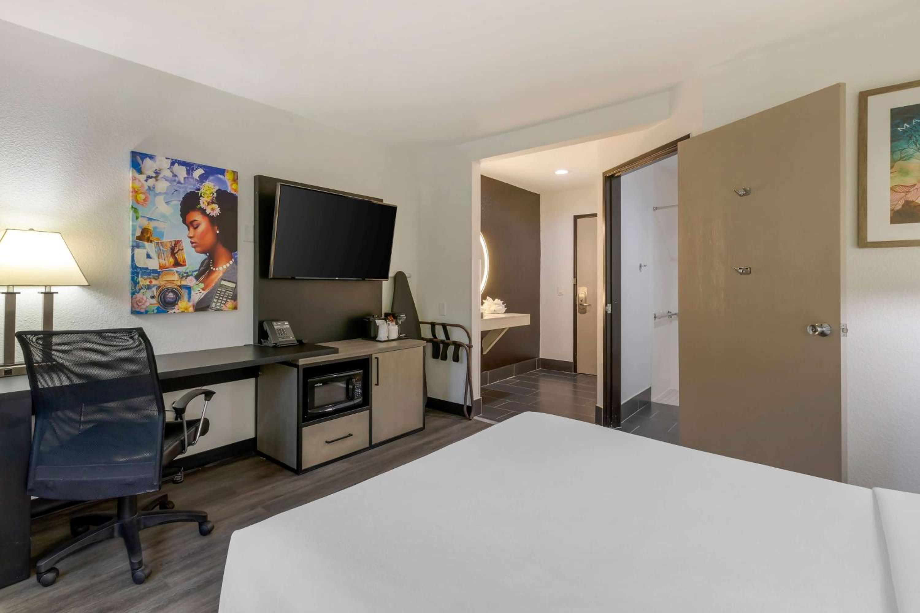 1 Queen Bed, Mobility/Hearing Accessible Room , Roll-in Shower, Non-Smoking