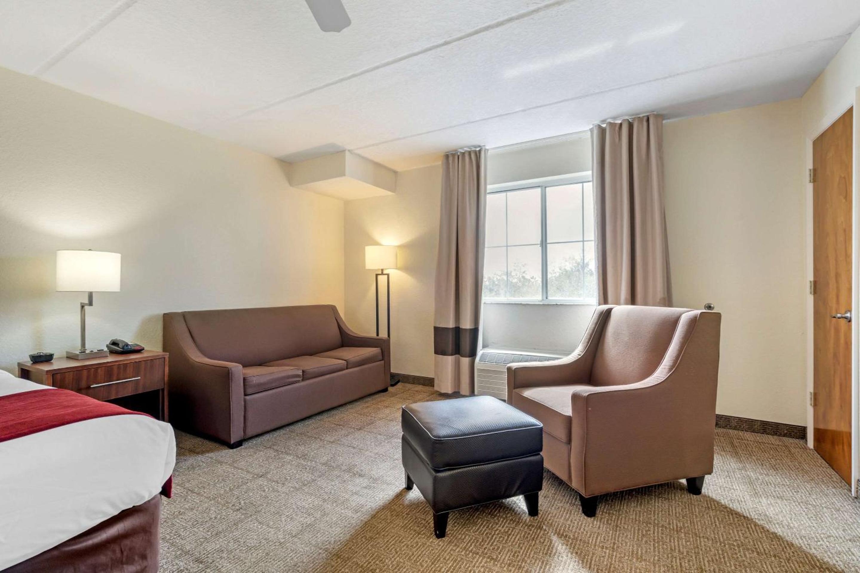 King Room with Sofa Bed - Non-Smoking photo 3