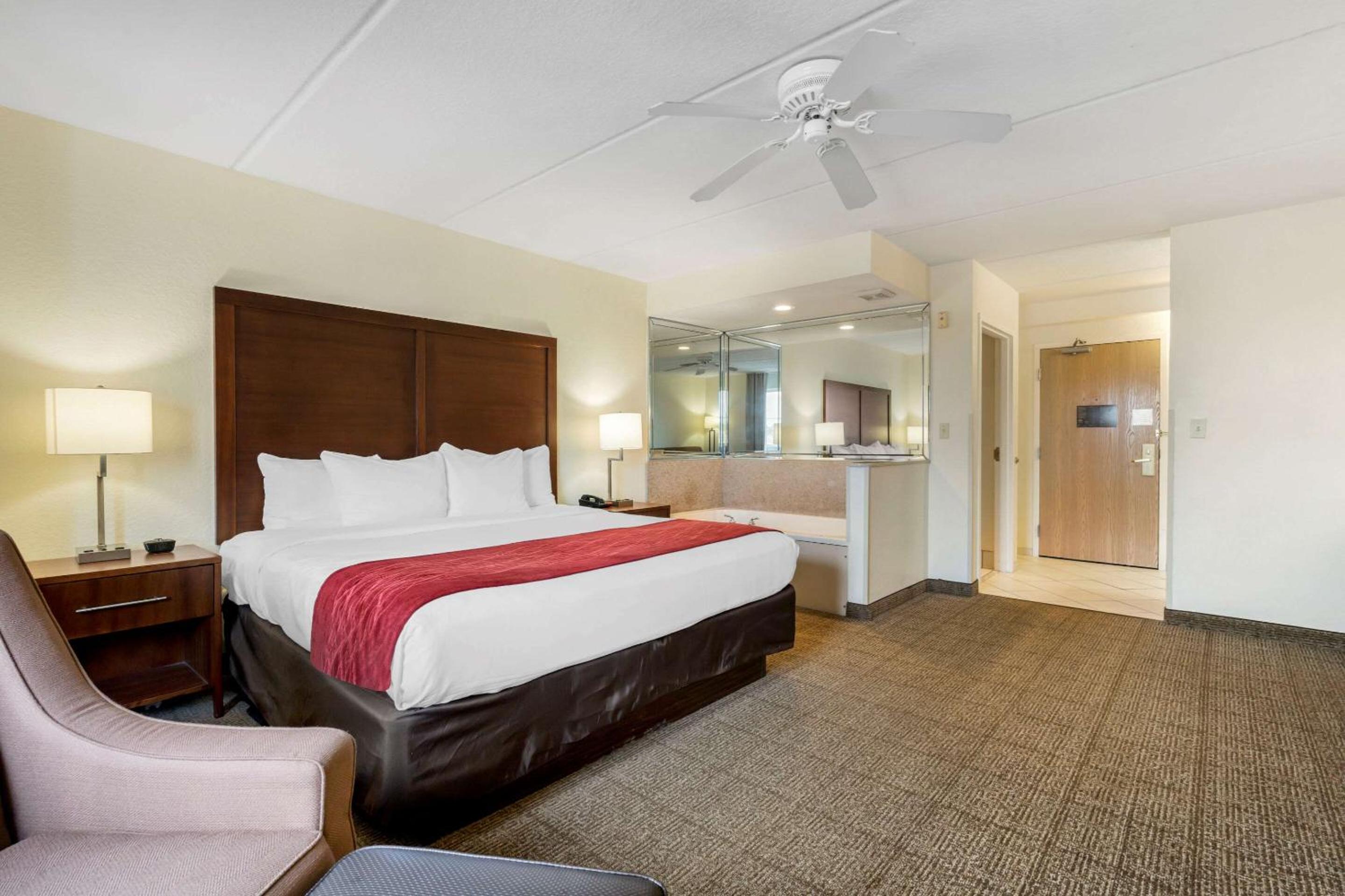King Room with Hot Tub - Non-Smoking photo 1