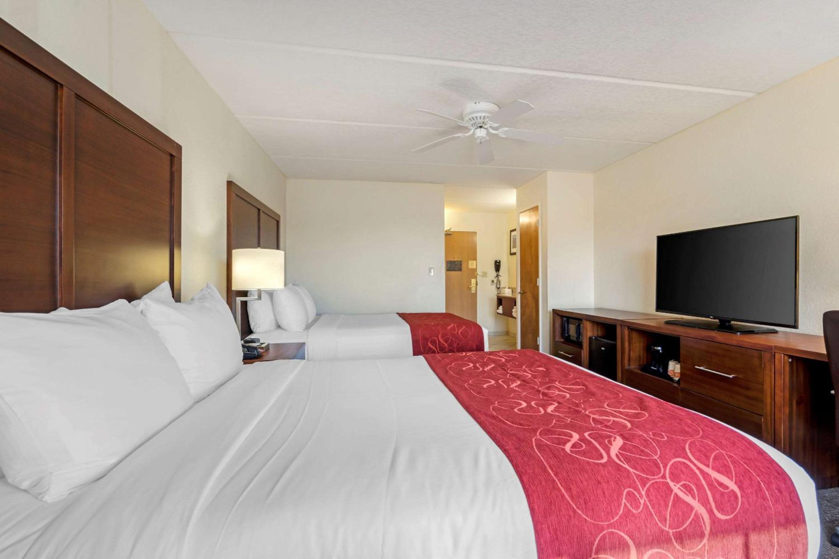 Queen Room with Two Queen Beds - Non-Smoking - Photo 2