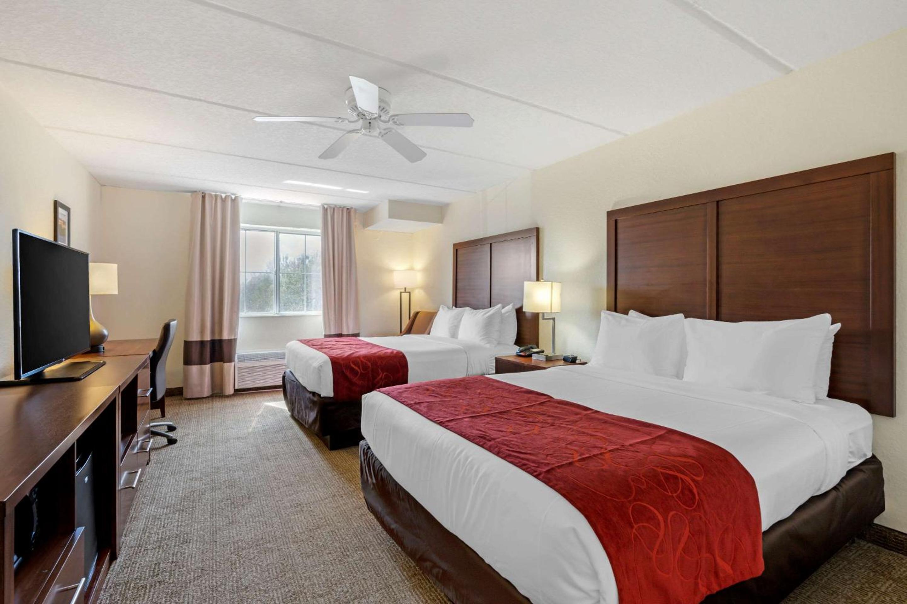 Queen Room with Two Queen Beds - Non-Smoking - Photo 1