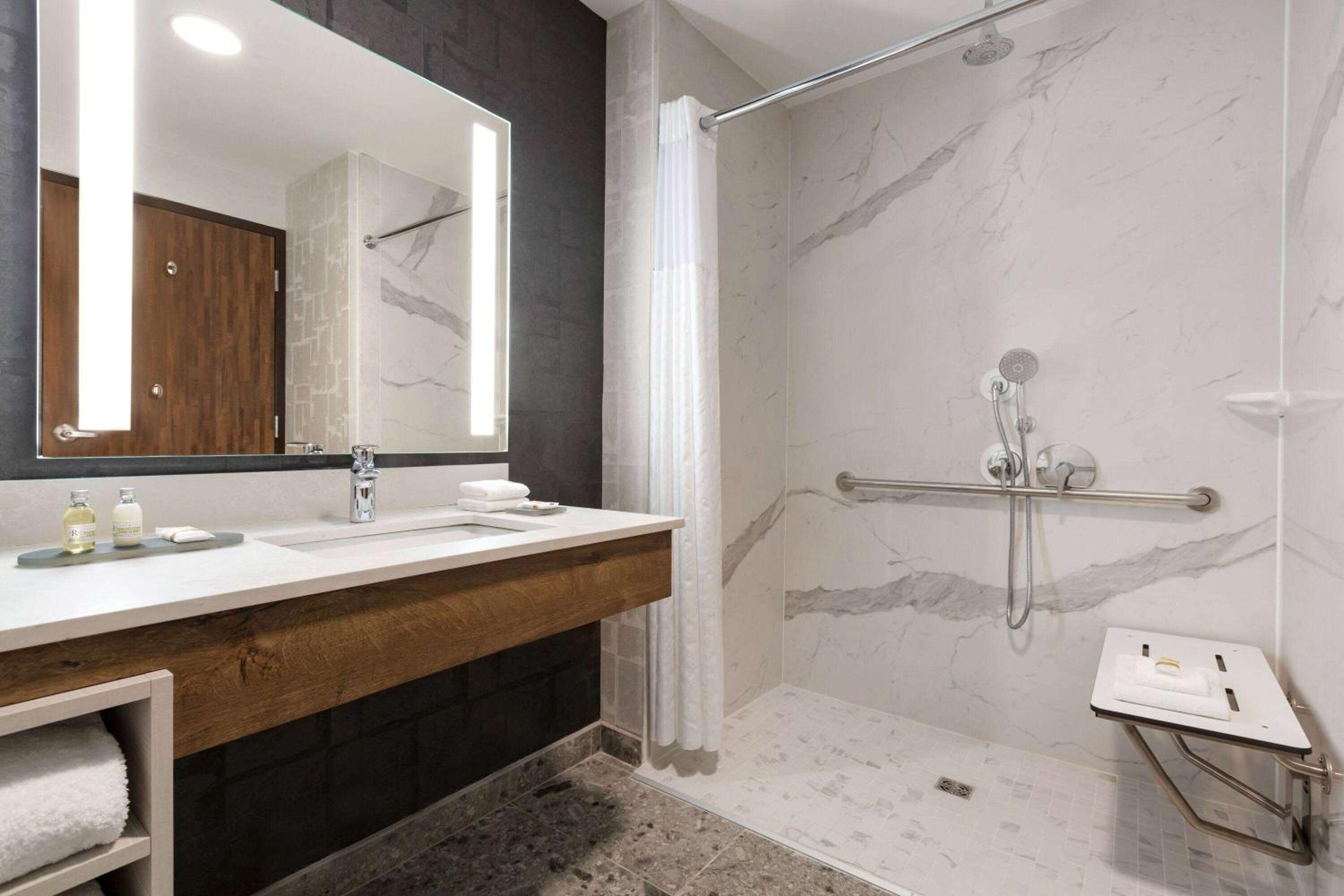 King Room with Roll-in Shower - Mobility Access/Non-Smoking - Photo 2