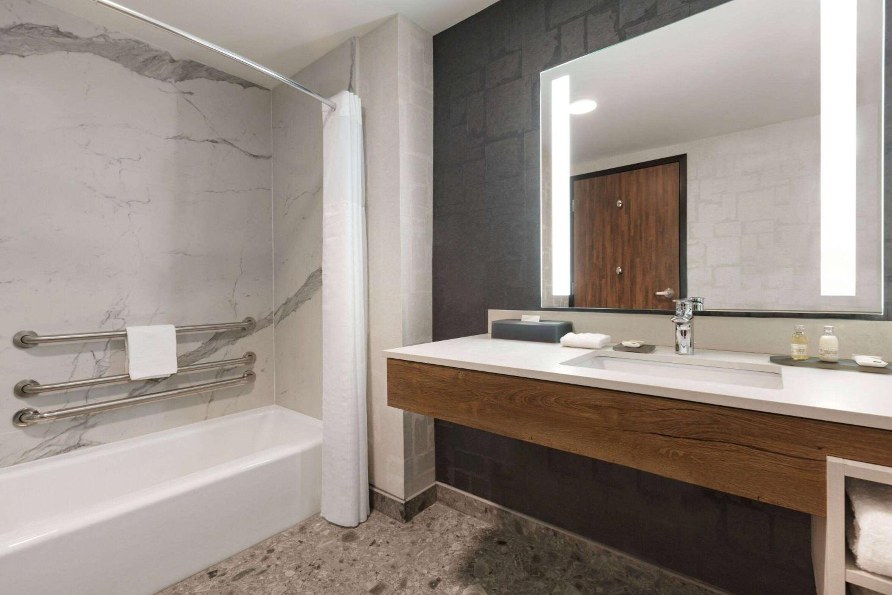 King Room with Bath Tub - Mobility Accessible/Non-Smoking - Photo 4