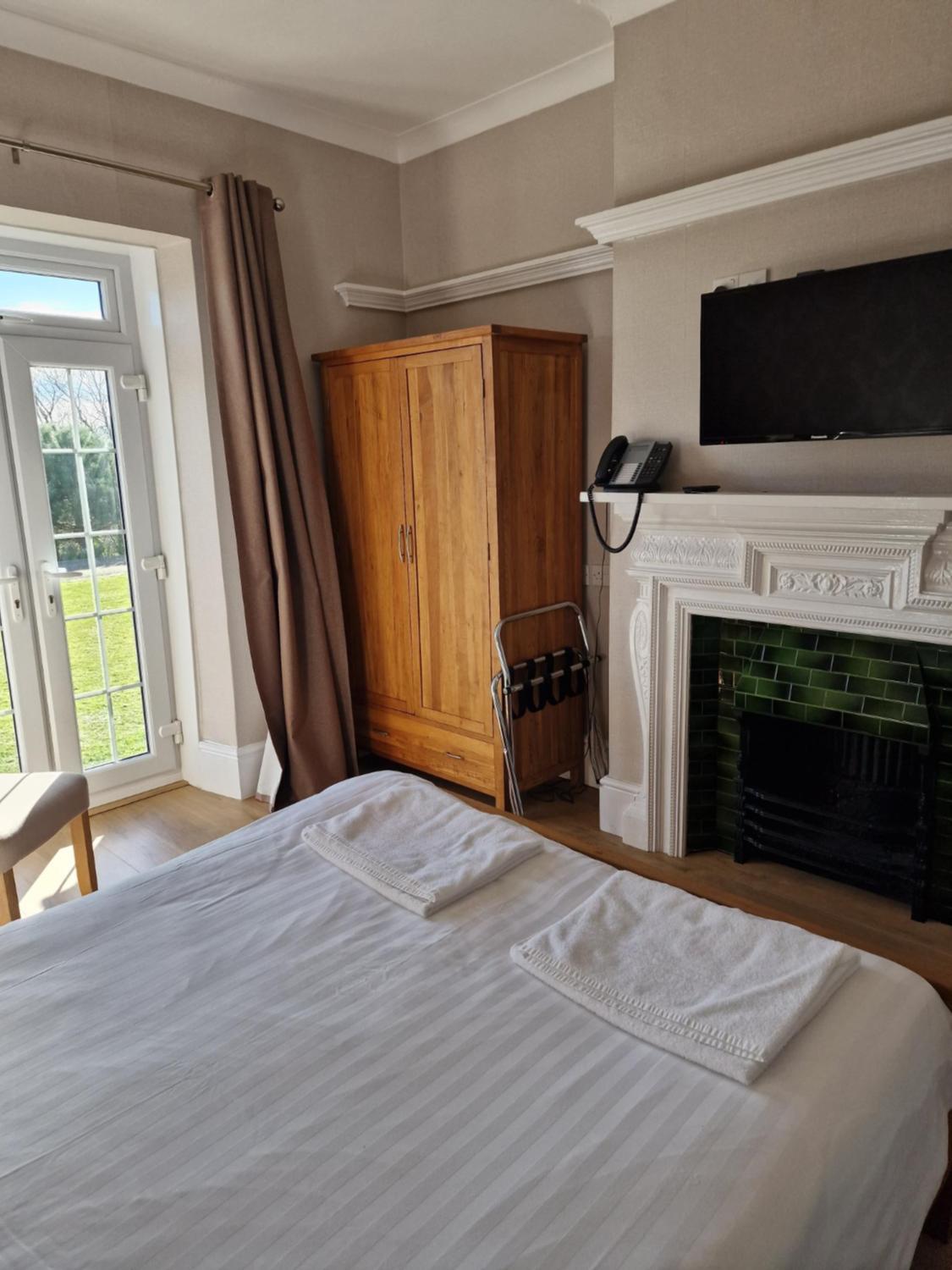 Double Room - Pet Friendly - Photo 9