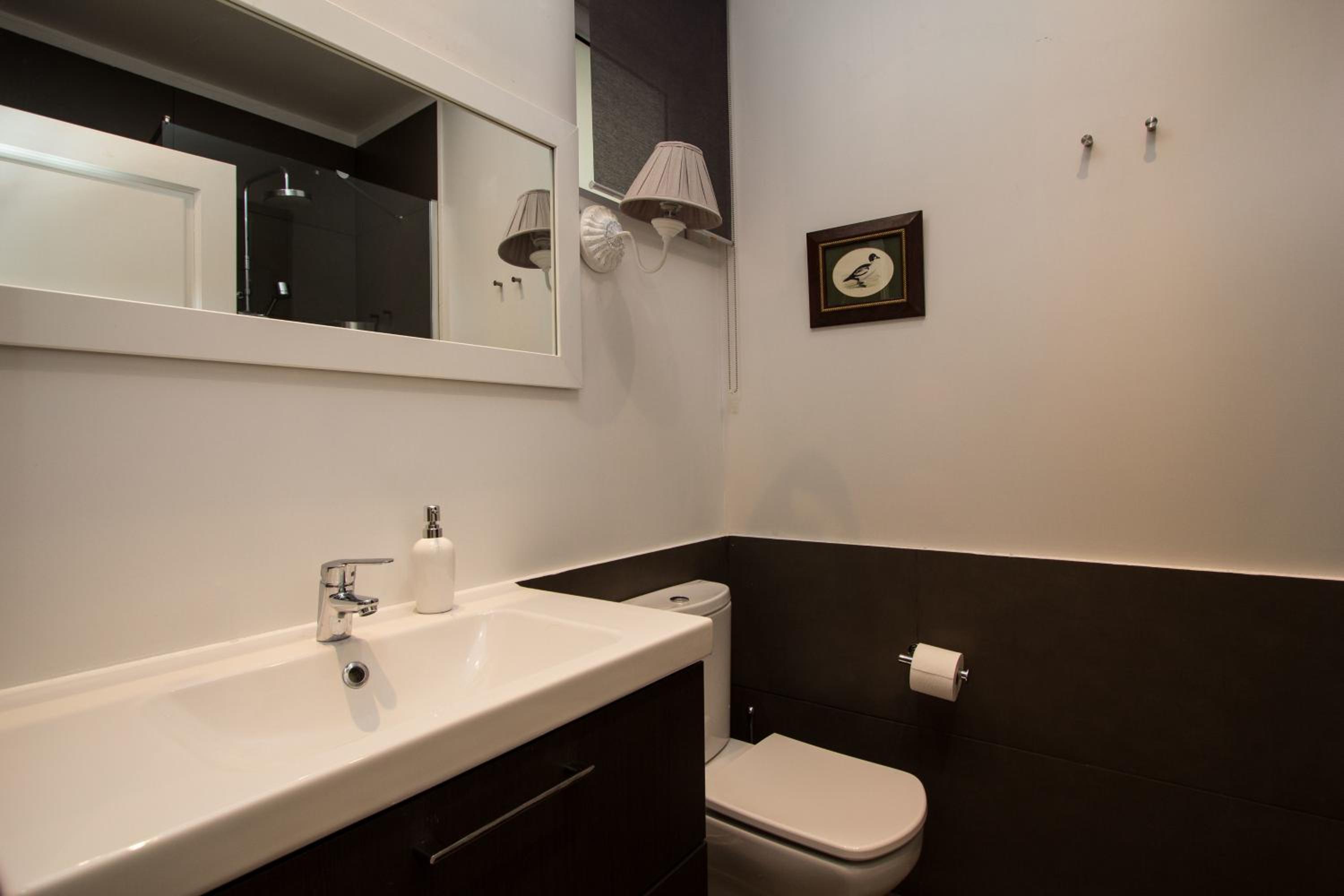 Deluxe Three-Bedroom Apartment photo 2