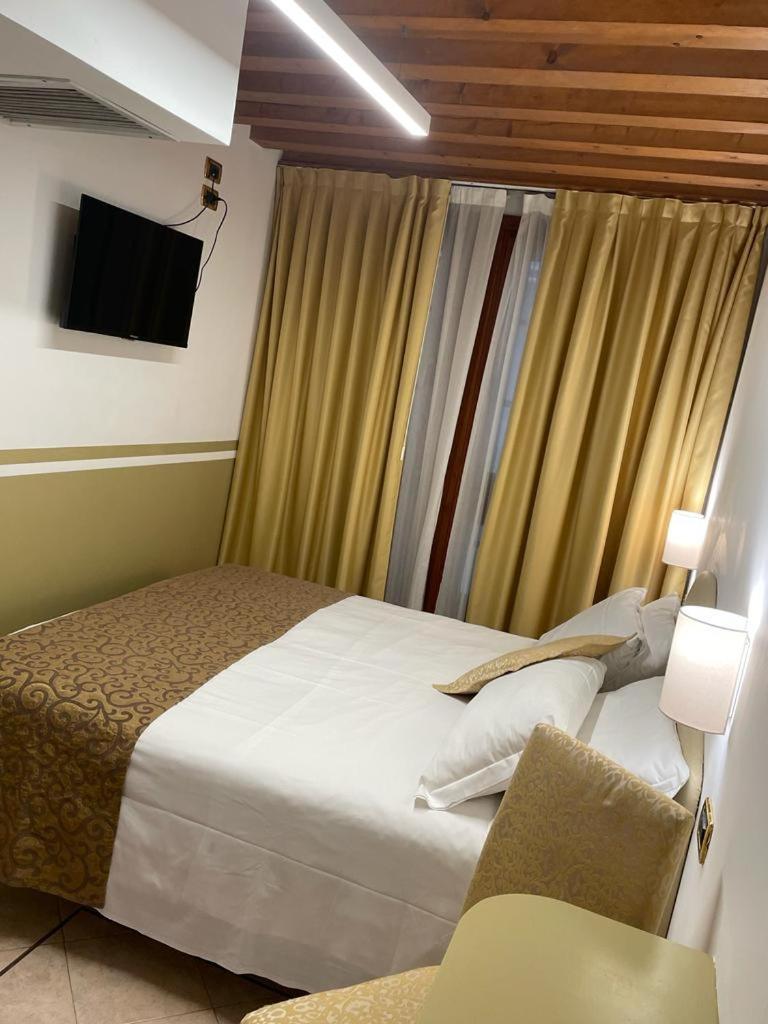 Economy Double Room photo 2