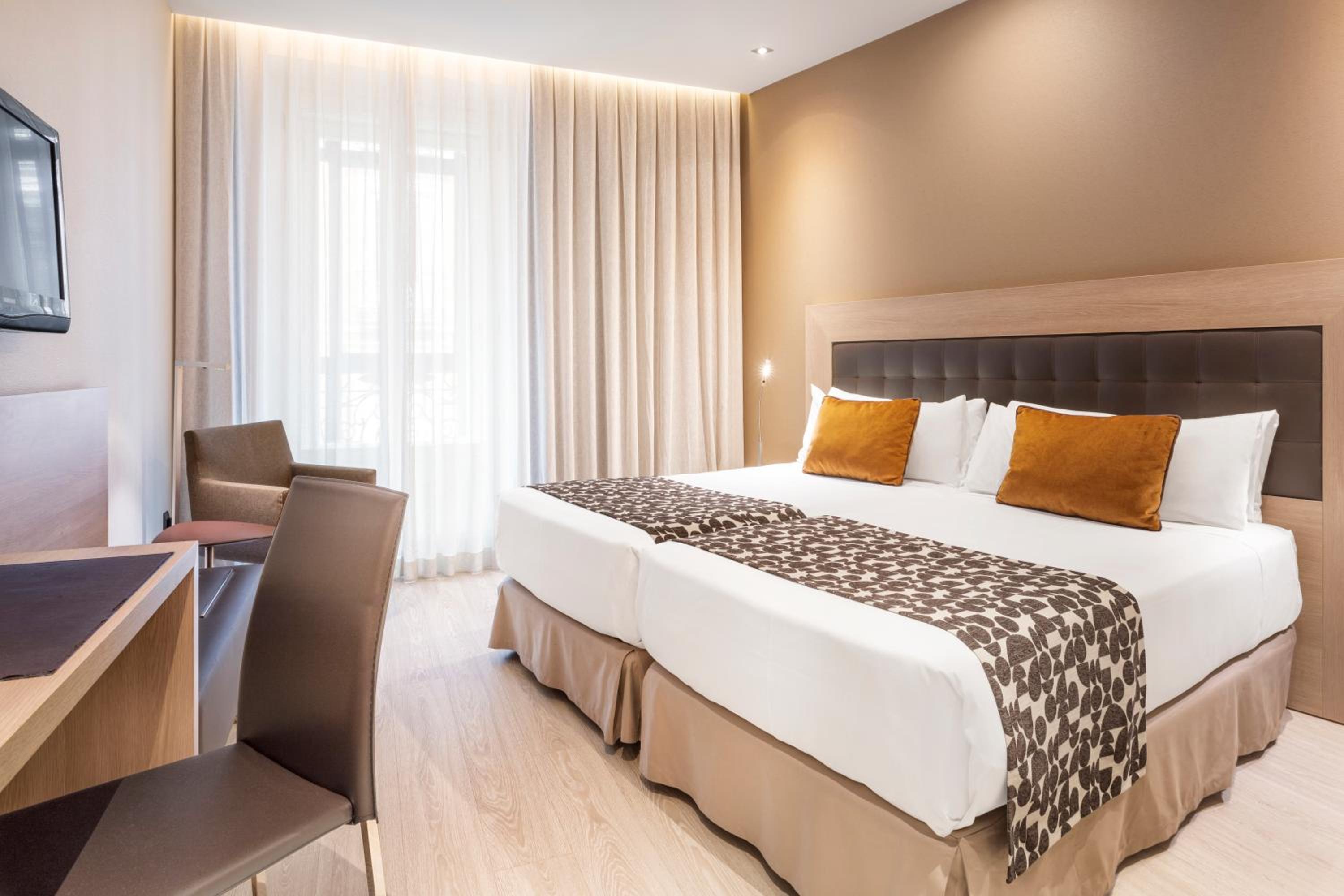 Double or Twin Room with City View - Photo 1