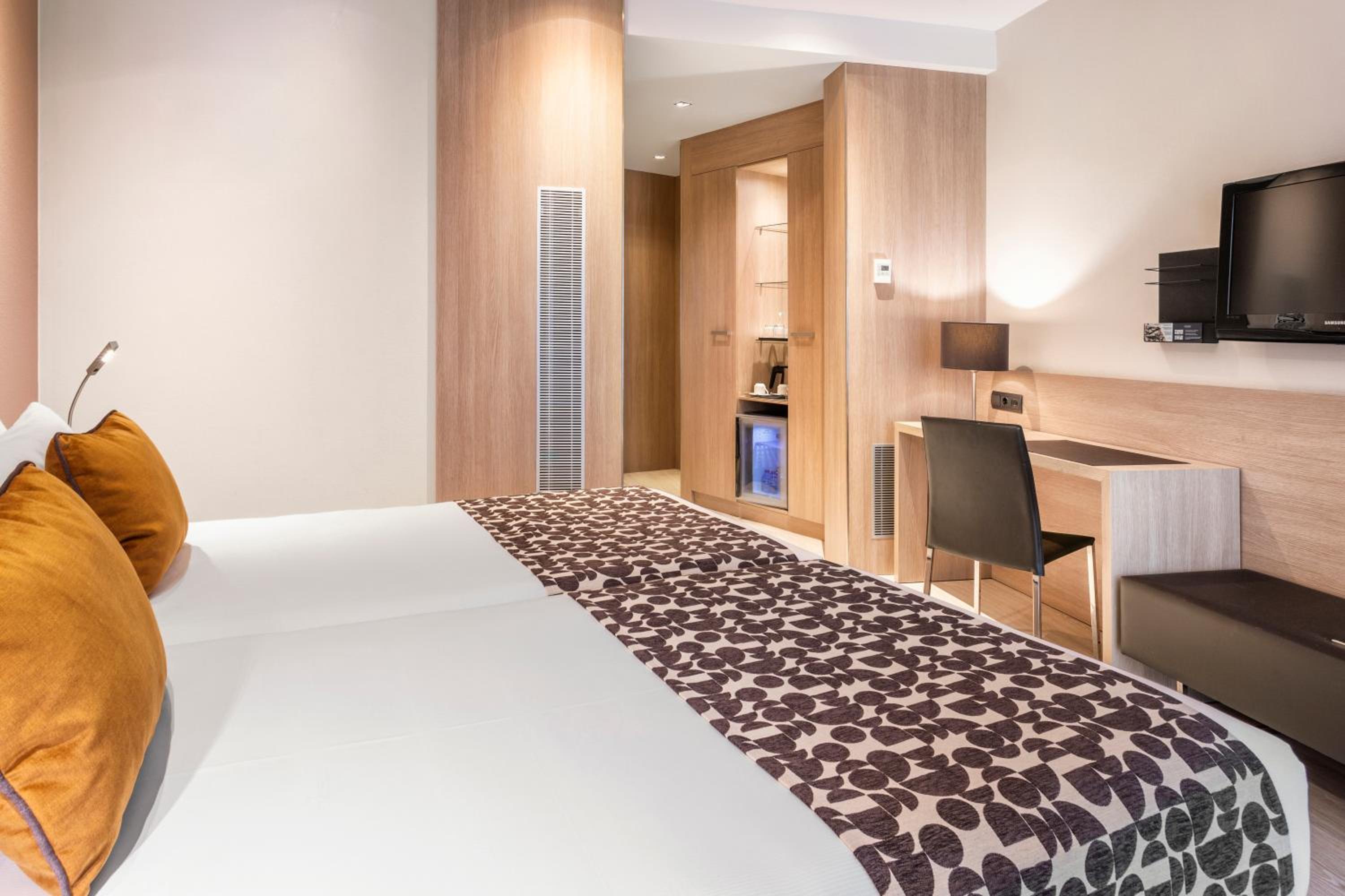 Double or Twin Room with City View - Photo 3