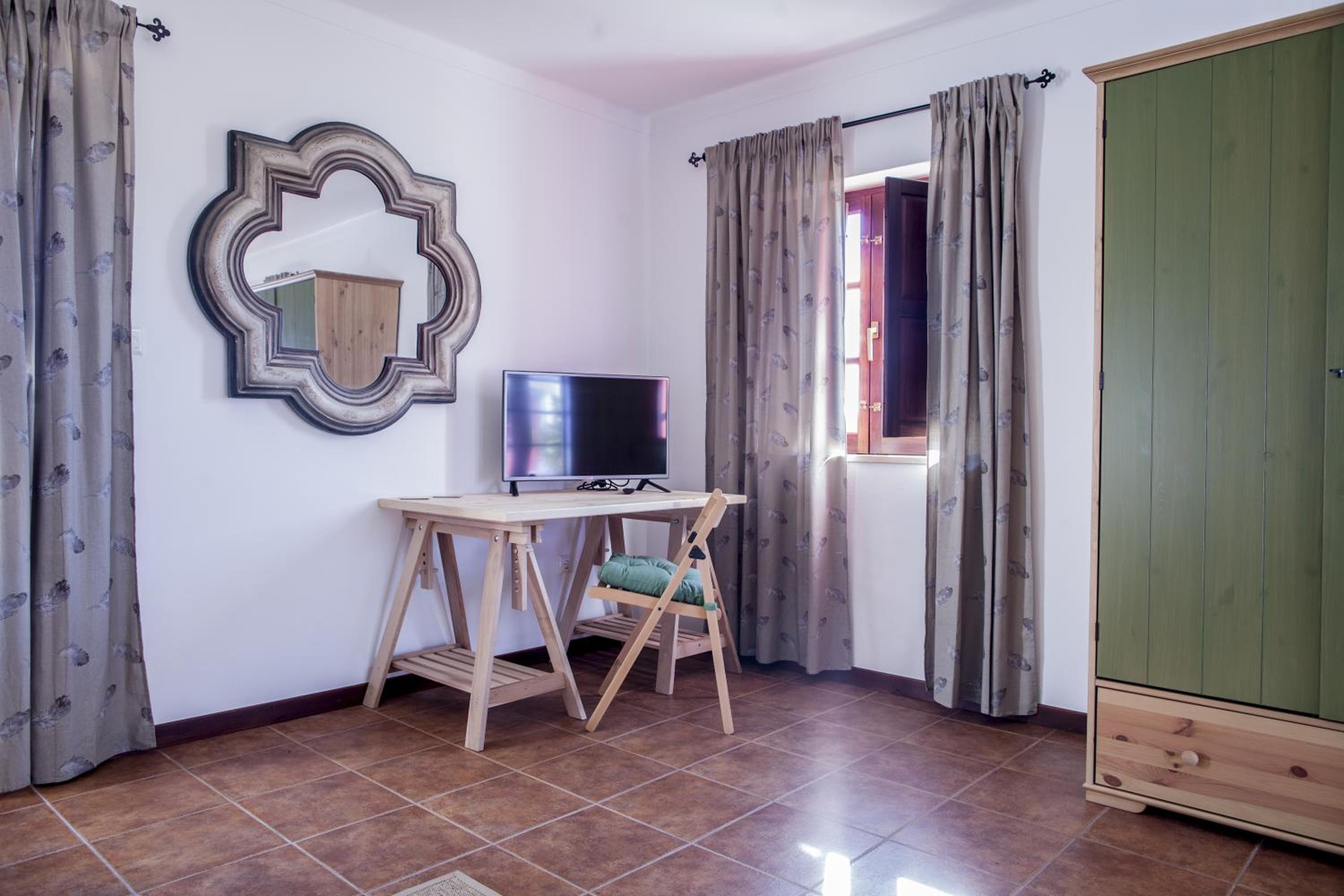 Junior Suite with Pool View - Photo 5