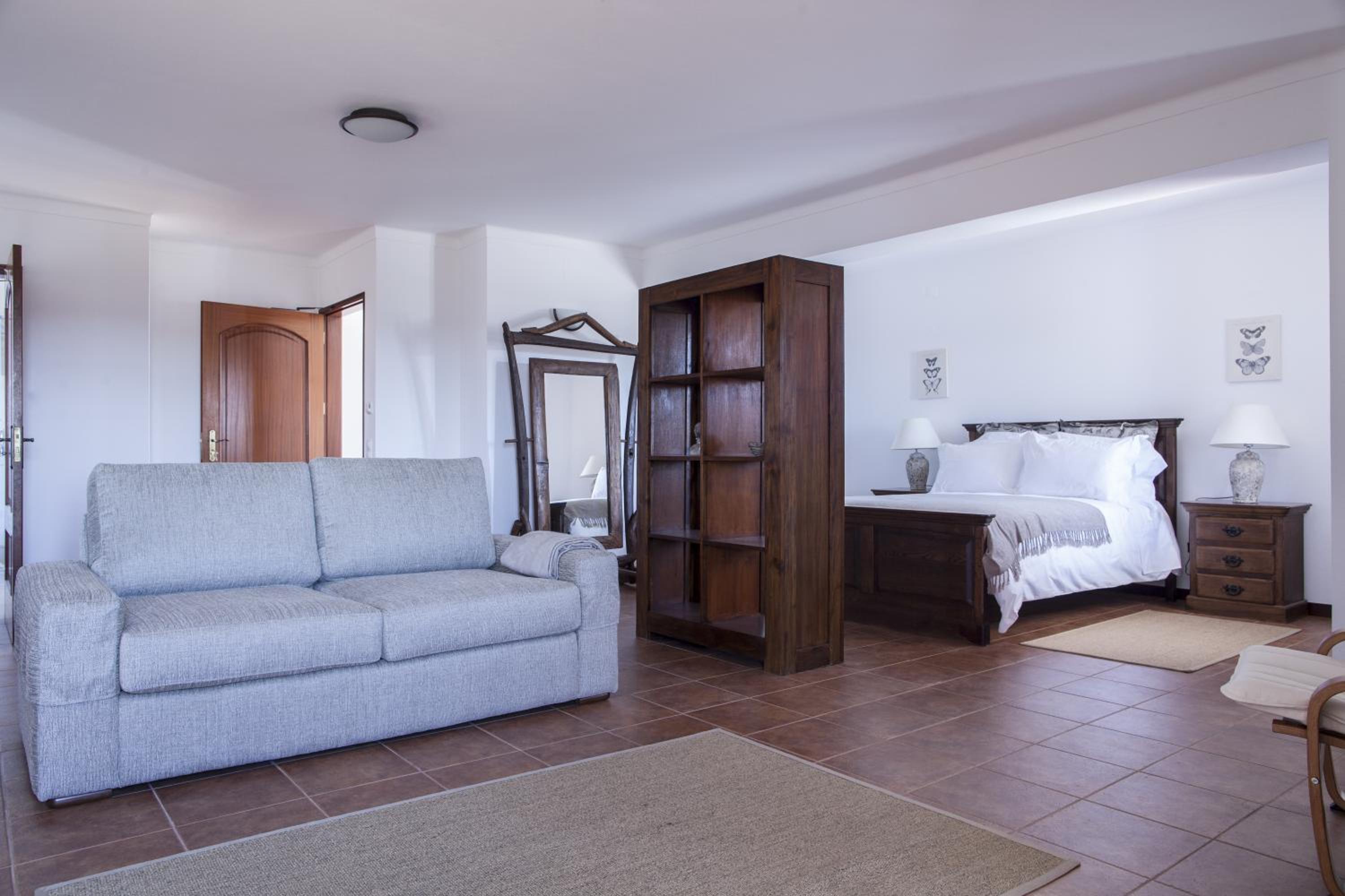 Junior Suite with Pool View - Photo 3
