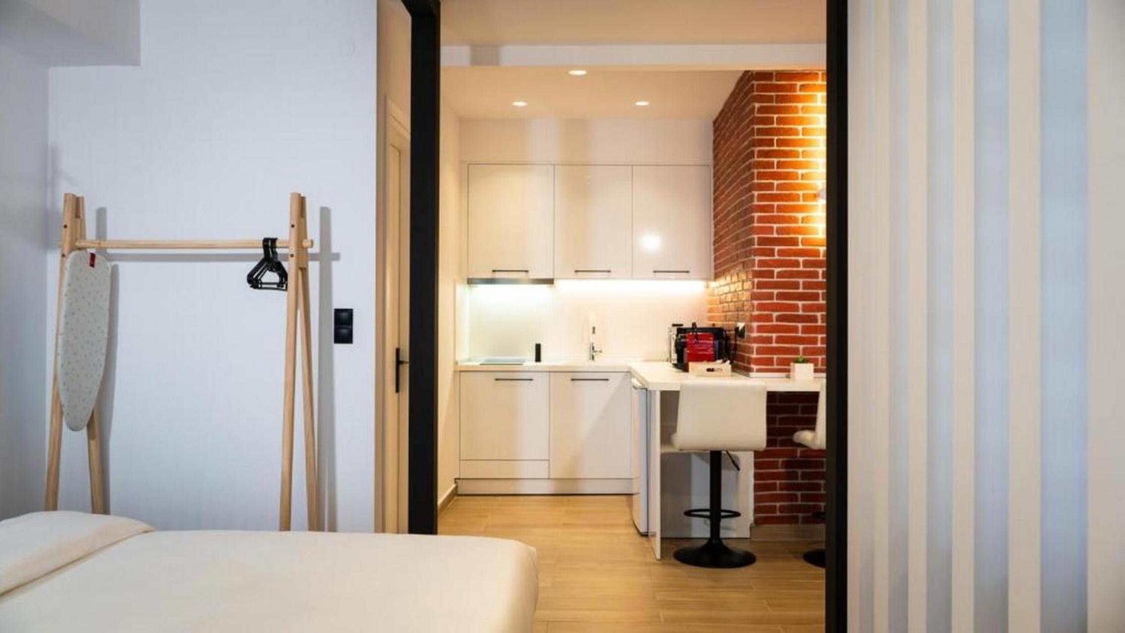 Junior Suite with Balcony - Photo 11