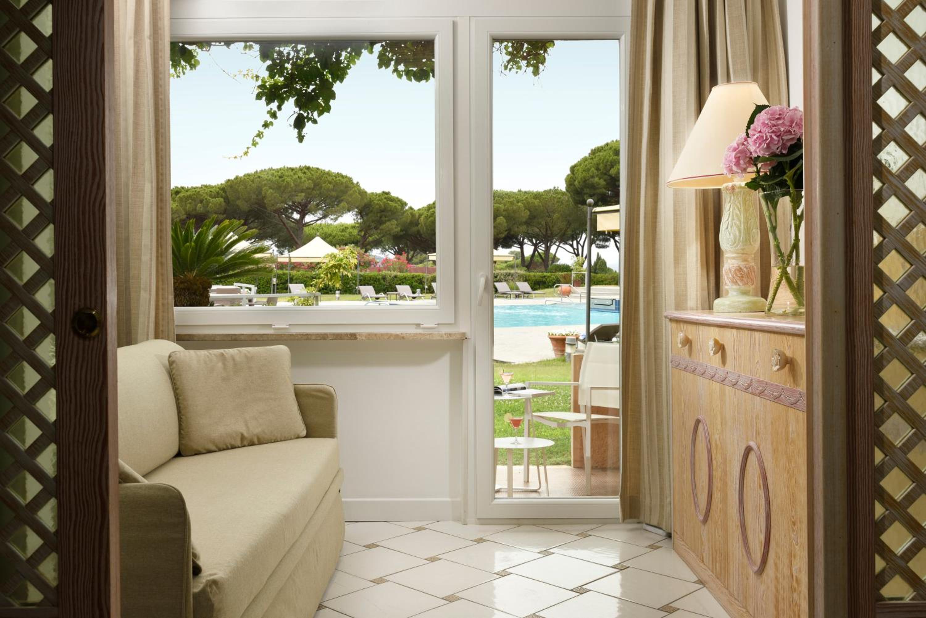 Suite with Pool View - Photo 2
