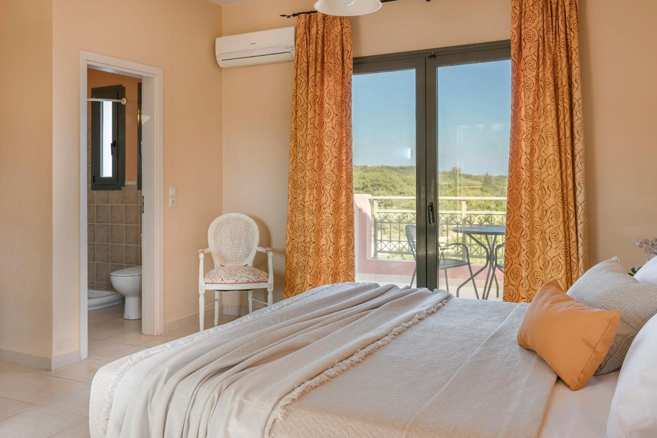 Double or Twin Room with Partial Sea View photo 2