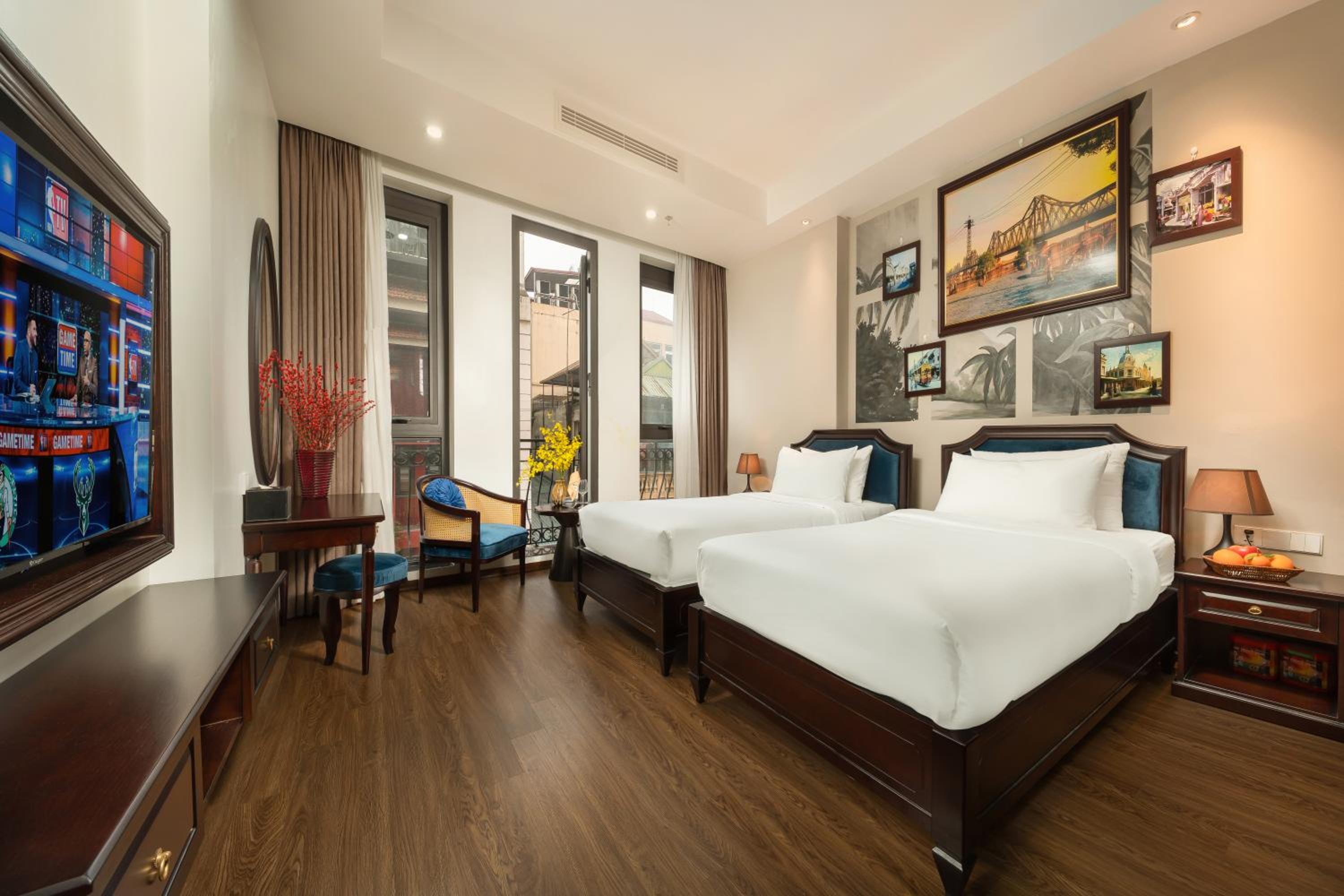 Suite with Balcony thumbnail 6