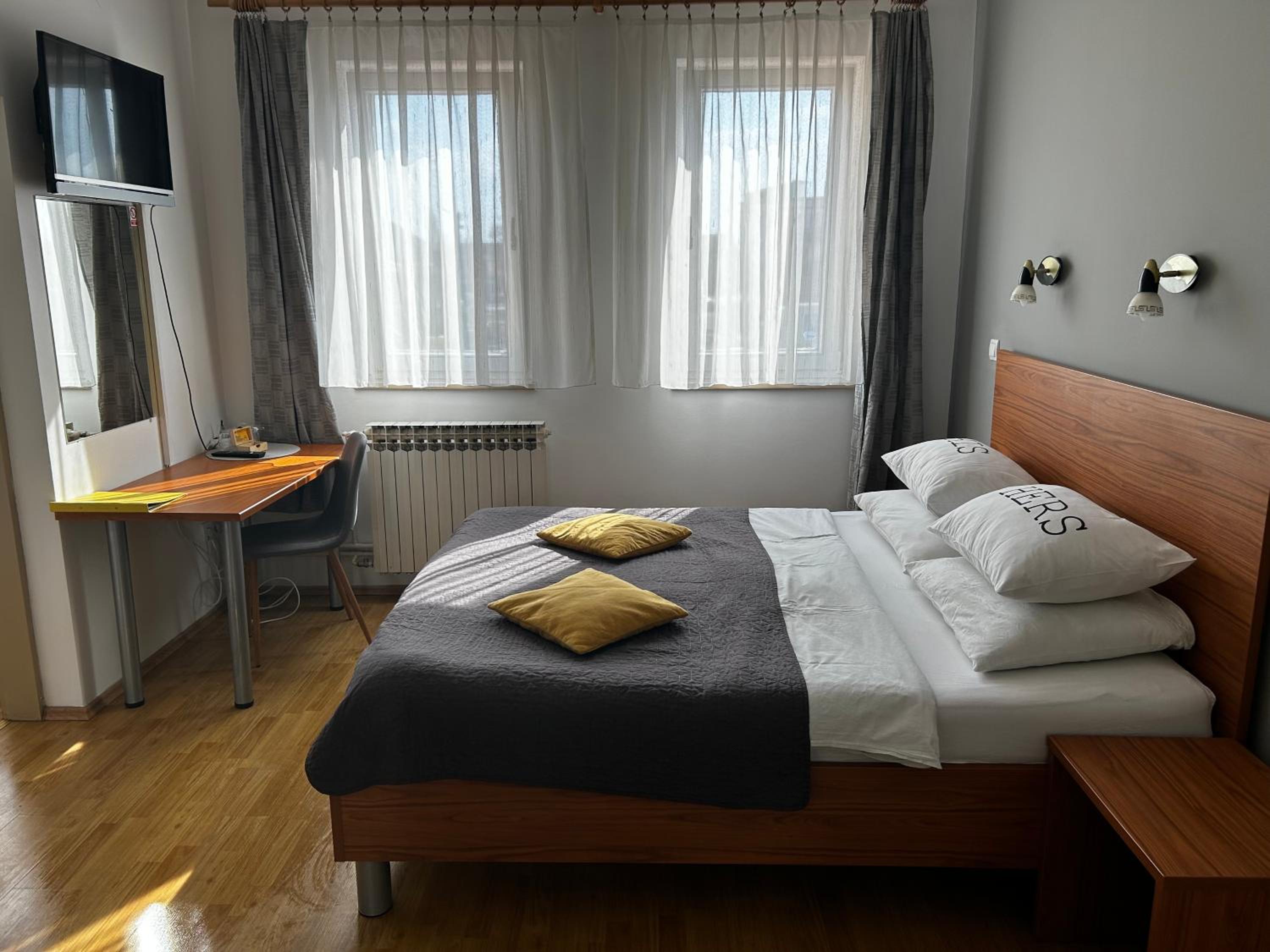 Quadruple Room with Private Bathroom photo 1