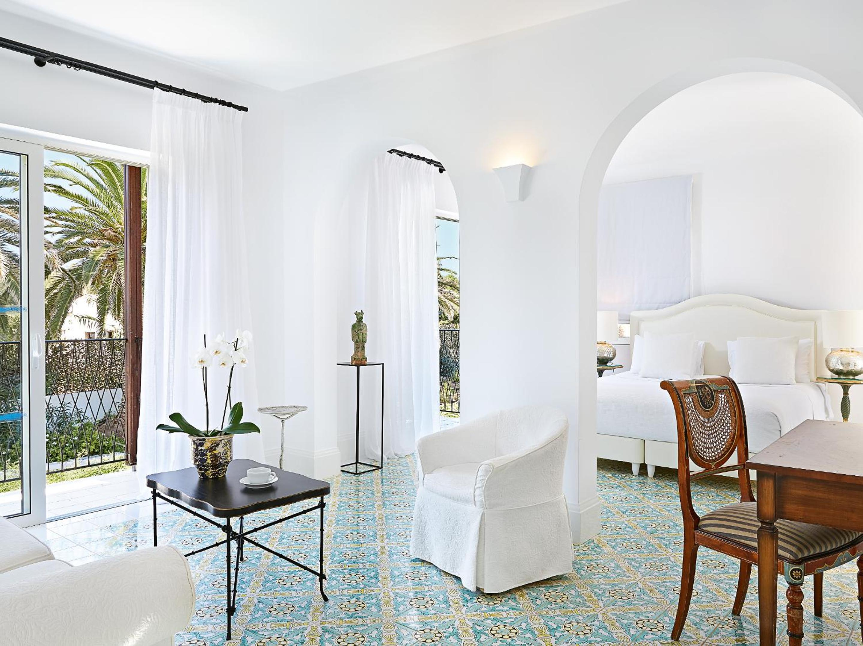 Open Plan Bungalow Suite With Outdoor Hydro-Massage Bathtub