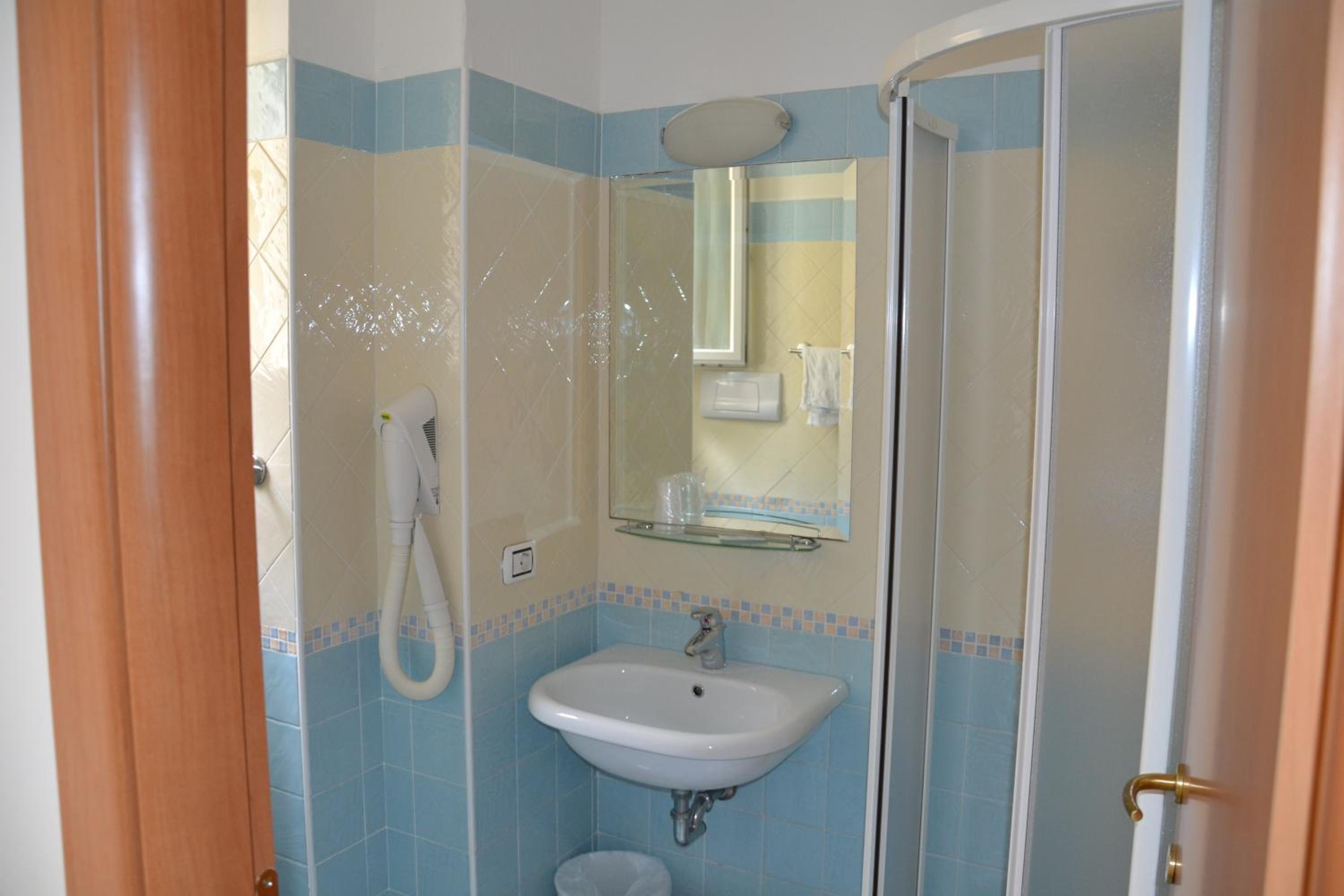 Triple Room - Photo 9
