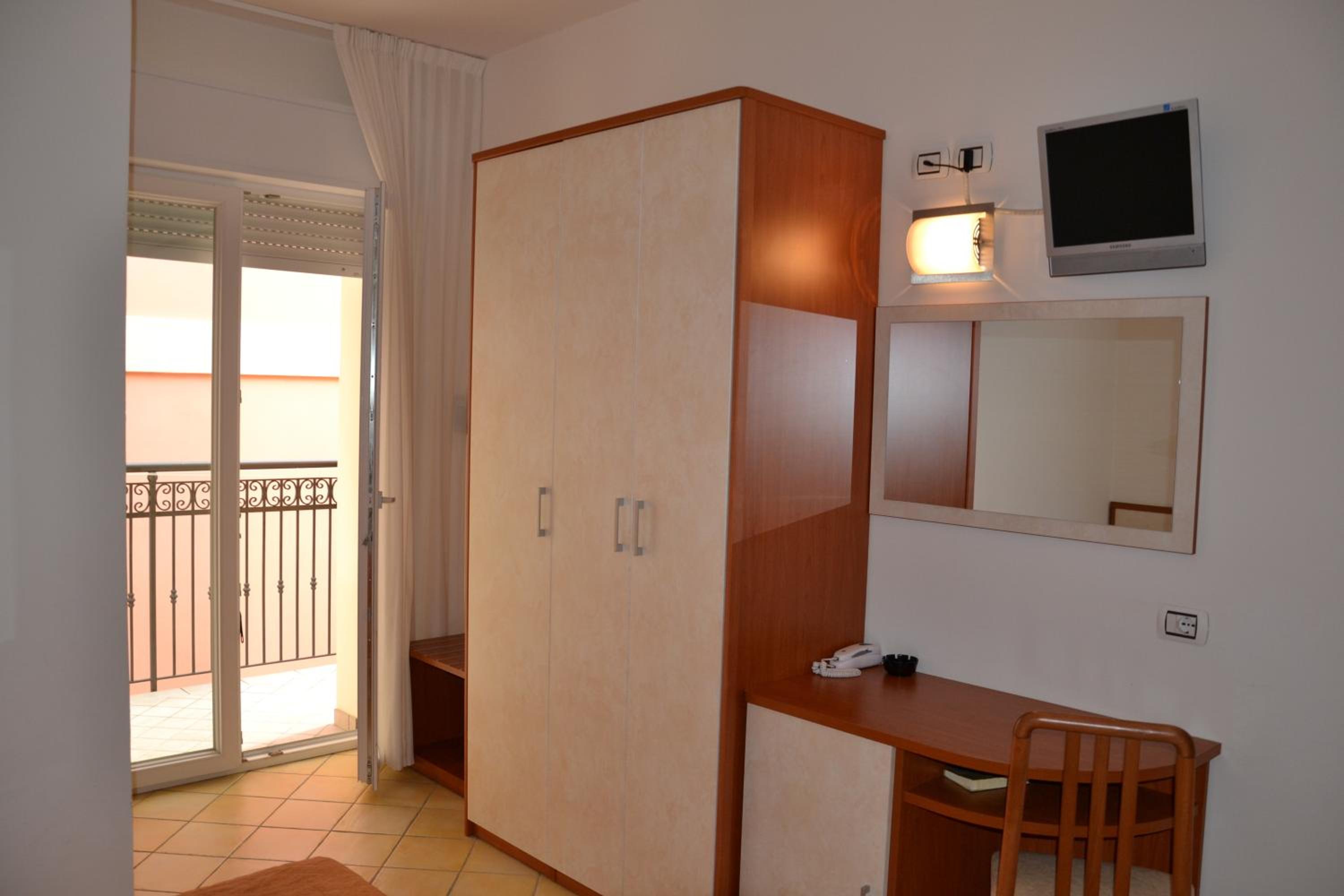 Triple Room - Photo 6