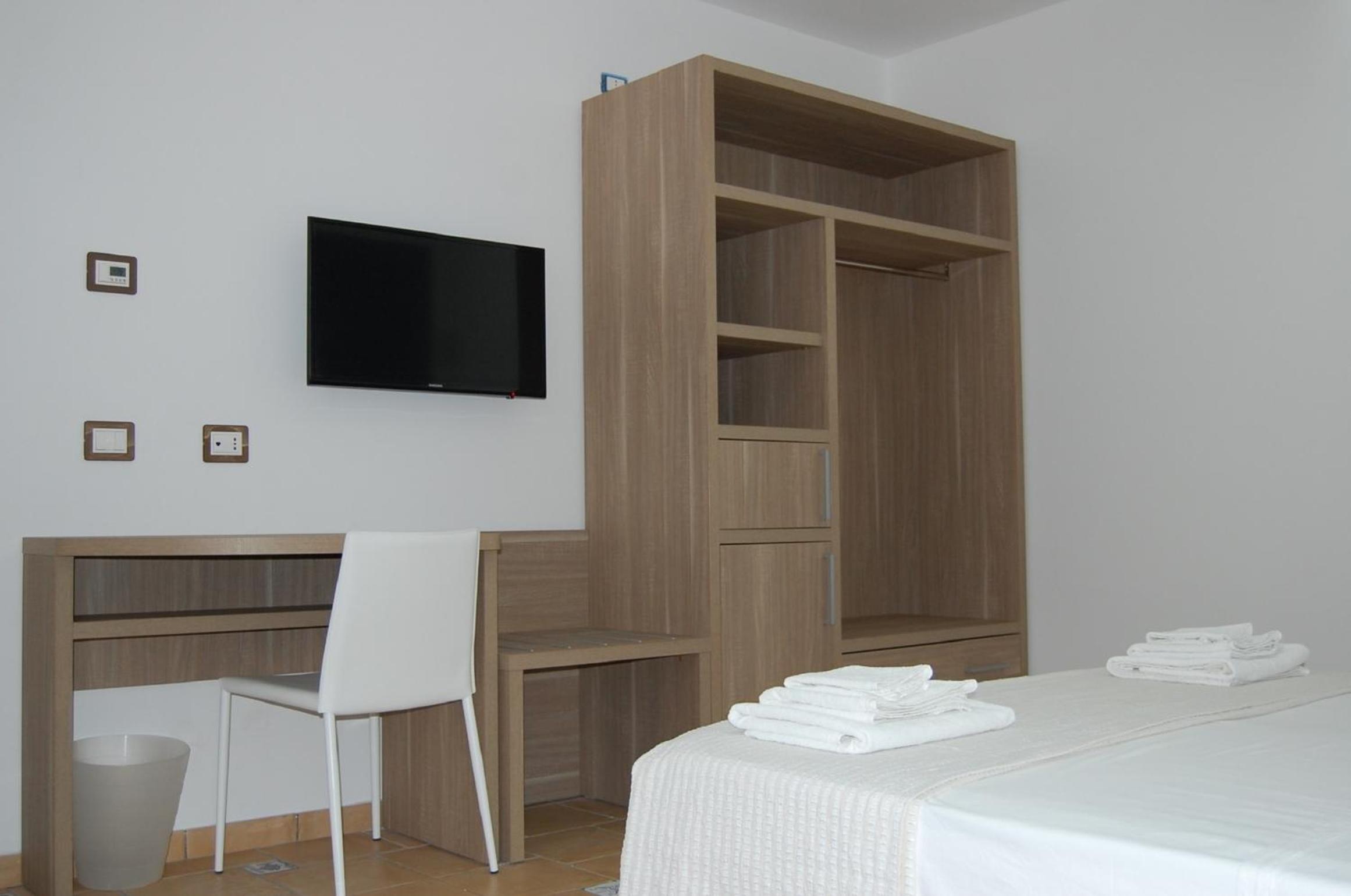 Two-Bedroom Apartment with Sea View - Photo 6