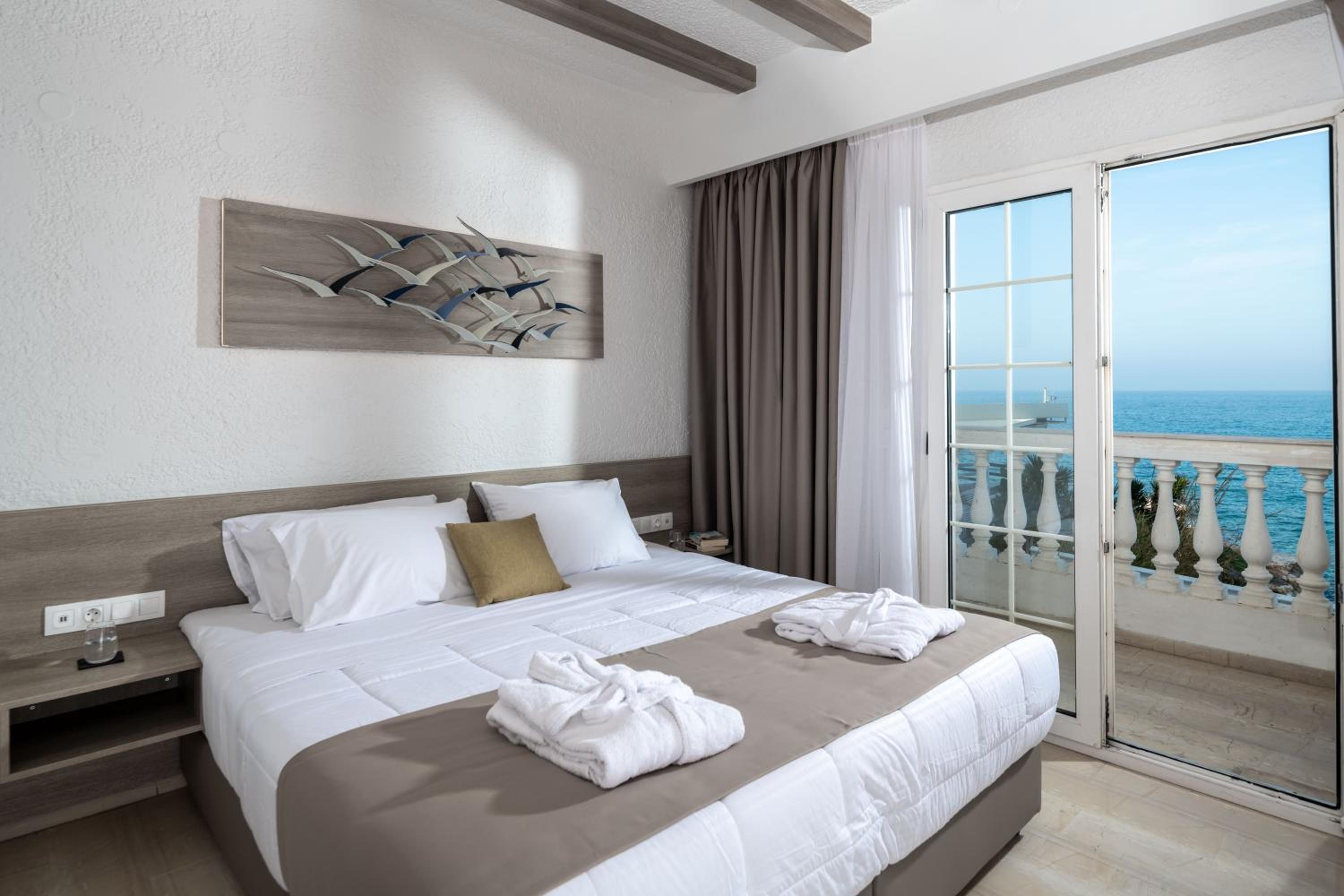 Deluxe Two-Bedroom Family Room With Sea View photo 2